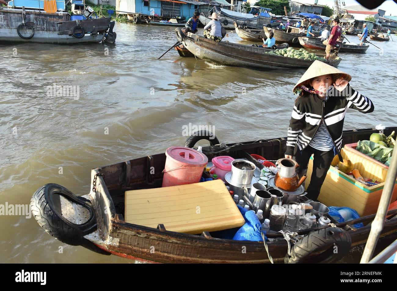 (160621) -- CAN THO, 21 juin 2016 -- Un vendeur vietnamien vend du café dans le plus grand marché flottant de CAN Tho, Cai rang, Vietnam, 21 juin 2016. CAN Tho, à environ 170 km de Ho Chin Minh-ville dans le delta du Mékong, est célèbre pour ses marchés flottants où les gens peuvent acheter des fruits, des produits agricoles et des collations.) VIETNAM-CAN THO-MARCHÉ FLOTTANT LexYanna PUBLICATIONxNOTxINxCHN 160621 CAN Tho juin 21 2016 un vendeur vietnamien vend du café à CAN Tho S le plus grand marché flottant Cai Rank Vietnam juin 21 2016 CAN Tho environ 170 km de Ho Chin Minh ville dans le delta du Mékong EST célèbre pour son Ma flottant Banque D'Images