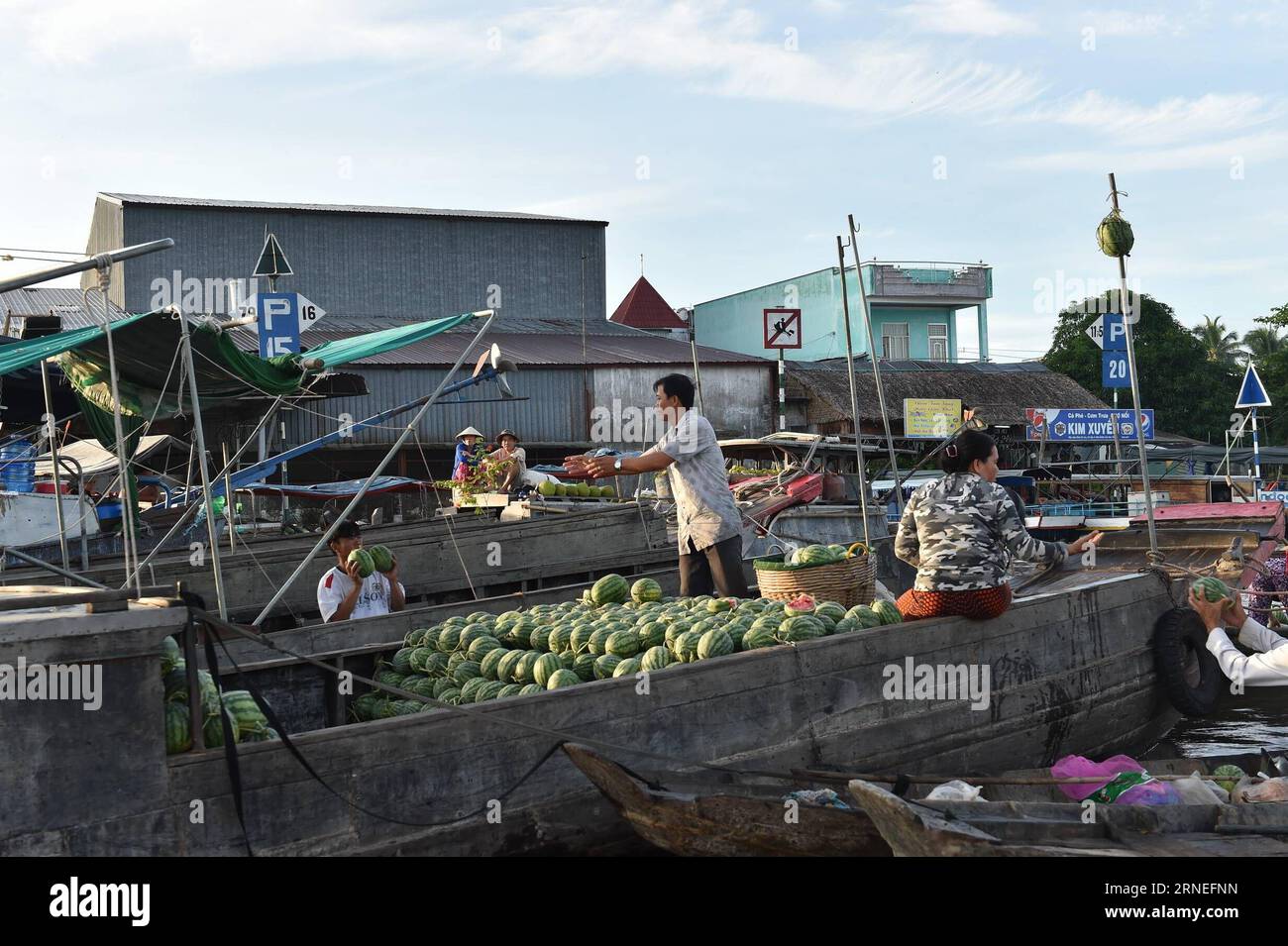(160621) -- CAN THO, 21 juin 2016 -- les vendeurs vietnamiens chargent des pastèques dans le plus grand marché flottant de CAN Tho, Cai rang, Vietnam, 21 juin 2016. CAN Tho, à environ 170 km de Ho Chin Minh-ville dans le delta du Mékong, est célèbre pour ses marchés flottants où les gens peuvent acheter des fruits, des produits agricoles et des collations.) VIETNAM-CAN THO-MARCHÉ FLOTTANT LexYanna PUBLICATIONxNOTxINxCHN 160621 CAN Tho juin 21 2016 vendeurs vietnamiens Charger des pastèques à CAN Tho S le plus grand marché flottant Cai Rank Vietnam juin 21 2016 CAN Tho environ 170 km de Ho Chin Minh ville dans le delta du Mékong EST célèbre pour son Float Banque D'Images
