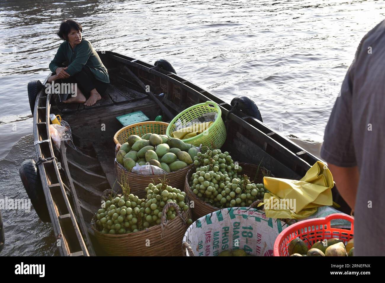 (160621) -- CAN THO, 21 juin 2016 -- Un vendeur vietnamien vend des fruits dans le plus grand marché flottant de CAN Tho, Cai rang, Vietnam, 21 juin 2016. CAN Tho, à environ 170 km de Ho Chin Minh-ville dans le delta du Mékong, est célèbre pour ses marchés flottants où les gens peuvent acheter des fruits, des produits agricoles et des collations.) VIETNAM-CAN THO-MARCHÉ FLOTTANT LexYanna PUBLICATIONxNOTxINxCHN 160621 CAN Tho juin 21 2016 un vendeur vietnamien vend des fruits à CAN Tho S plus grand marché flottant Cai Rank Vietnam juin 21 2016 CAN Tho environ 170 km de Ho Chin Minh ville dans le delta du Mékong EST célèbre pour son Ma flottant Banque D'Images