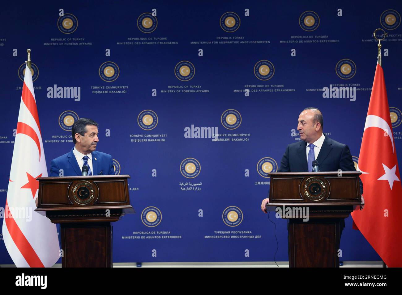 (160622) -- ANKARA, le 22 juin 2016 -- le ministre turc des Affaires étrangères Mevlut Cavusoglu (R) assiste à une conférence de presse conjointe avec son homologue de l'administration chypriote turque Tahsin Ertugruloglu à Ankara, Turquie, le 22 juin 2016. Atteindre des relations normalisées avec Israël dépendra des mesures prises par tel Aviv, a déclaré mercredi le ministre turc des Affaires étrangères Mevlut Cavusoglu, ajoutant que les pourparlers entre les deux pays sont en cours. TURQUIE-ANKARA-FM-CONFÉRENCE DE PRESSE MustafaxKaya PUBLICATIONxNOTxINxCHN 160622 Ankara juin 22 2016 les ministres turcs des Affaires étrangères Mevlut Cavusoglu participent à une conférence de presse conjointe WIT Banque D'Images