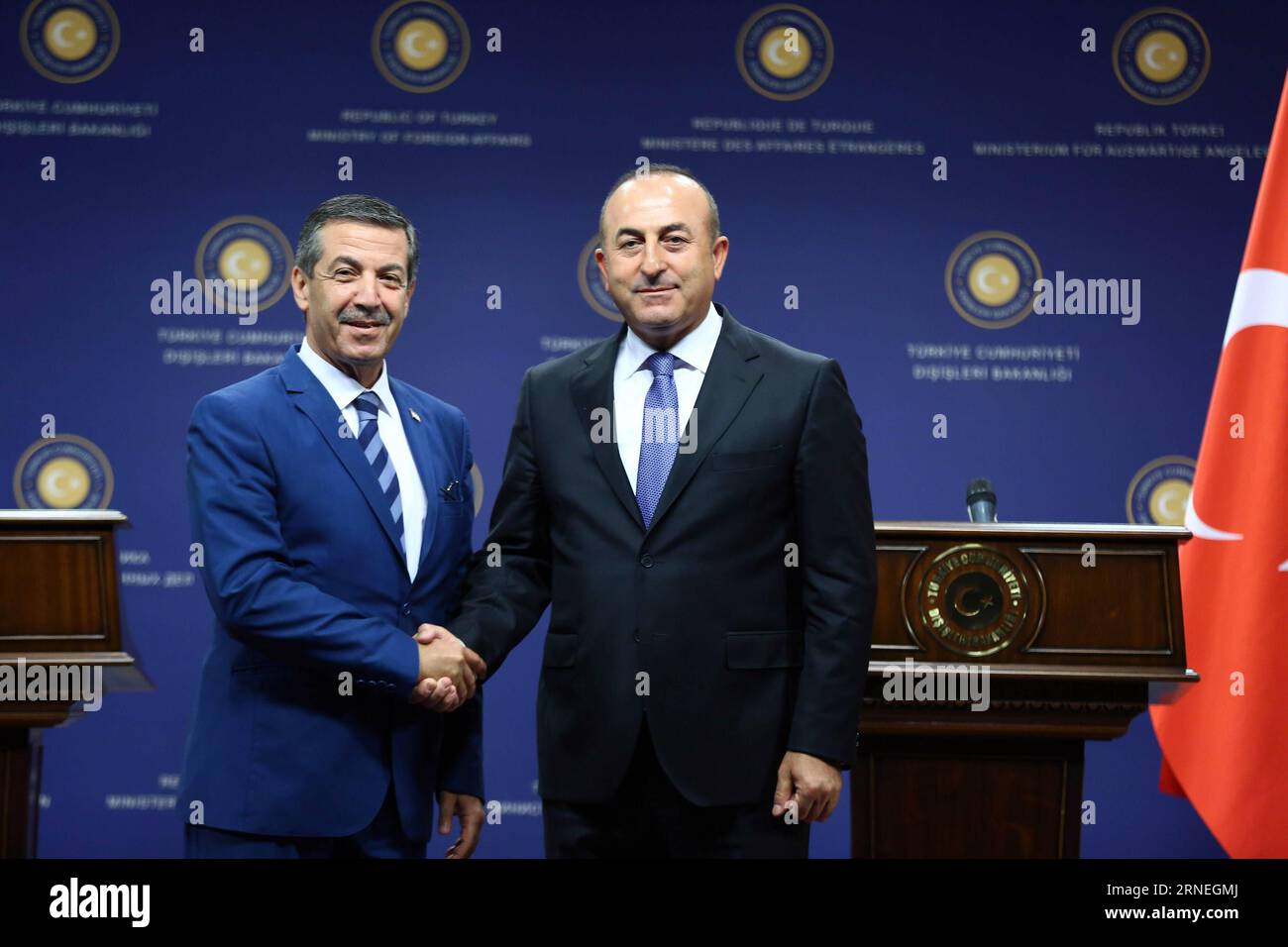 (160622) -- ANKARA, le 22 juin 2016 -- le ministre turc des Affaires étrangères Mevlut Cavusoglu (R) assiste à une conférence de presse conjointe avec son homologue de l'administration chypriote turque Tahsin Ertugruloglu à Ankara, Turquie, le 22 juin 2016. Atteindre des relations normalisées avec Israël dépendra des mesures prises par tel Aviv, a déclaré mercredi le ministre turc des Affaires étrangères Mevlut Cavusoglu, ajoutant que les pourparlers entre les deux pays sont en cours. TURQUIE-ANKARA-FM-CONFÉRENCE DE PRESSE MustafaxKaya PUBLICATIONxNOTxINxCHN 160622 Ankara juin 22 2016 les ministres turcs des Affaires étrangères Mevlut Cavusoglu participent à une conférence de presse conjointe WIT Banque D'Images
