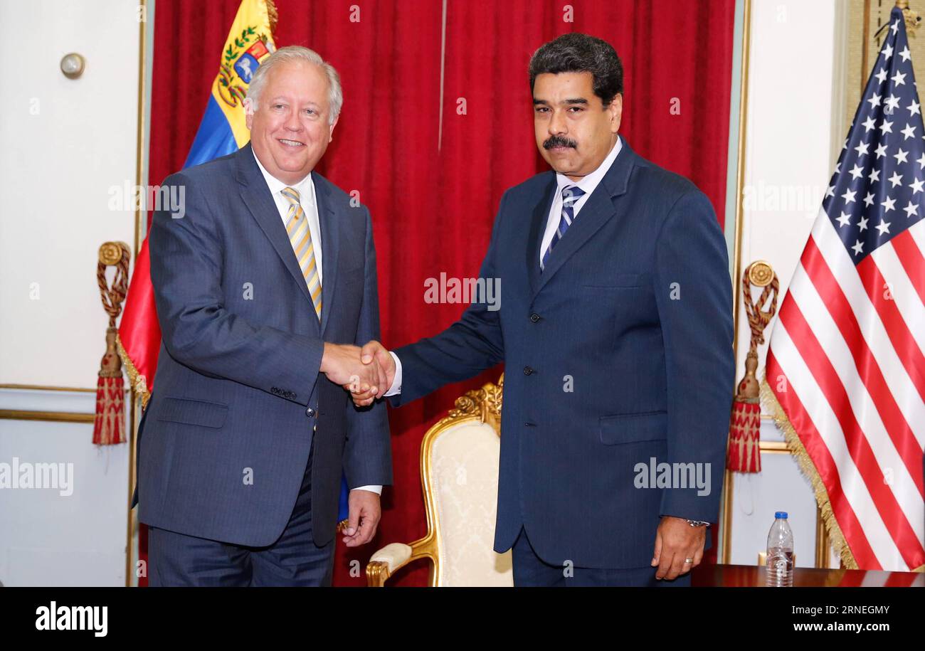 (160622) -- CARACAS, le 22 juin 2016 -- image fournie par montre que le président vénézuélien Nicolas Maduro(MD) rencontre avec le sous-secrétaire d'État américain aux Affaires politiques, Thomas Shannon, au Palais Miraflores à Caracas, Venezuela, le 22 juin 2016.) (fnc) POUR USAGE ÉDITORIAL SEULEMENT NO SALES VENEZUELA-CARACAS-U.S.-MEETING VENEZUELA SxPRESIDENCY PUBLICATIONxNOTxINxCHN 160622 Caracas juin 22 2016 image fournie par spectacles le président vénézuélien Nicolas Maduro r rencontre avec le sous-secrétaire d'État américain aux Affaires politiques Thomas Shannon AU Palais Miraflores à Caracas Venezuela LE 22 2016 juin FNC for E Banque D'Images