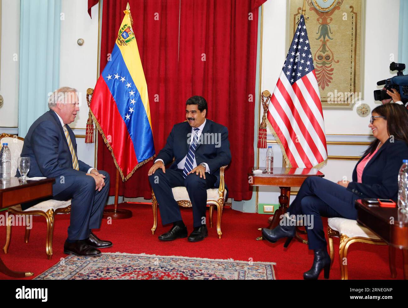 (160622) -- CARACAS, le 22 juin 2016 -- image fournie par montre le président vénézuélien Nicolas Maduro (C) rencontre avec le sous-secrétaire d'État américain aux Affaires politiques, Thomas Shannon (L), au Palais Miraflores à Caracas, Venezuela, le 22 juin 2016.) (fnc) POUR USAGE ÉDITORIAL SEULEMENT NO SALES VENEZUELA-CARACAS-U.S.-MEETING VENEZUELA SxPRESIDENCY PUBLICATIONxNOTxINxCHN 160622 Caracas juin 22 2016 image fournie par les spectacles le président vénézuélien Nicolas Maduro C rencontre avec le sous-secrétaire d'État américain aux Affaires politiques Thomas Shannon l AU Palais Miraflores à Caracas Venezuela LE 22 2016 juin FN Banque D'Images