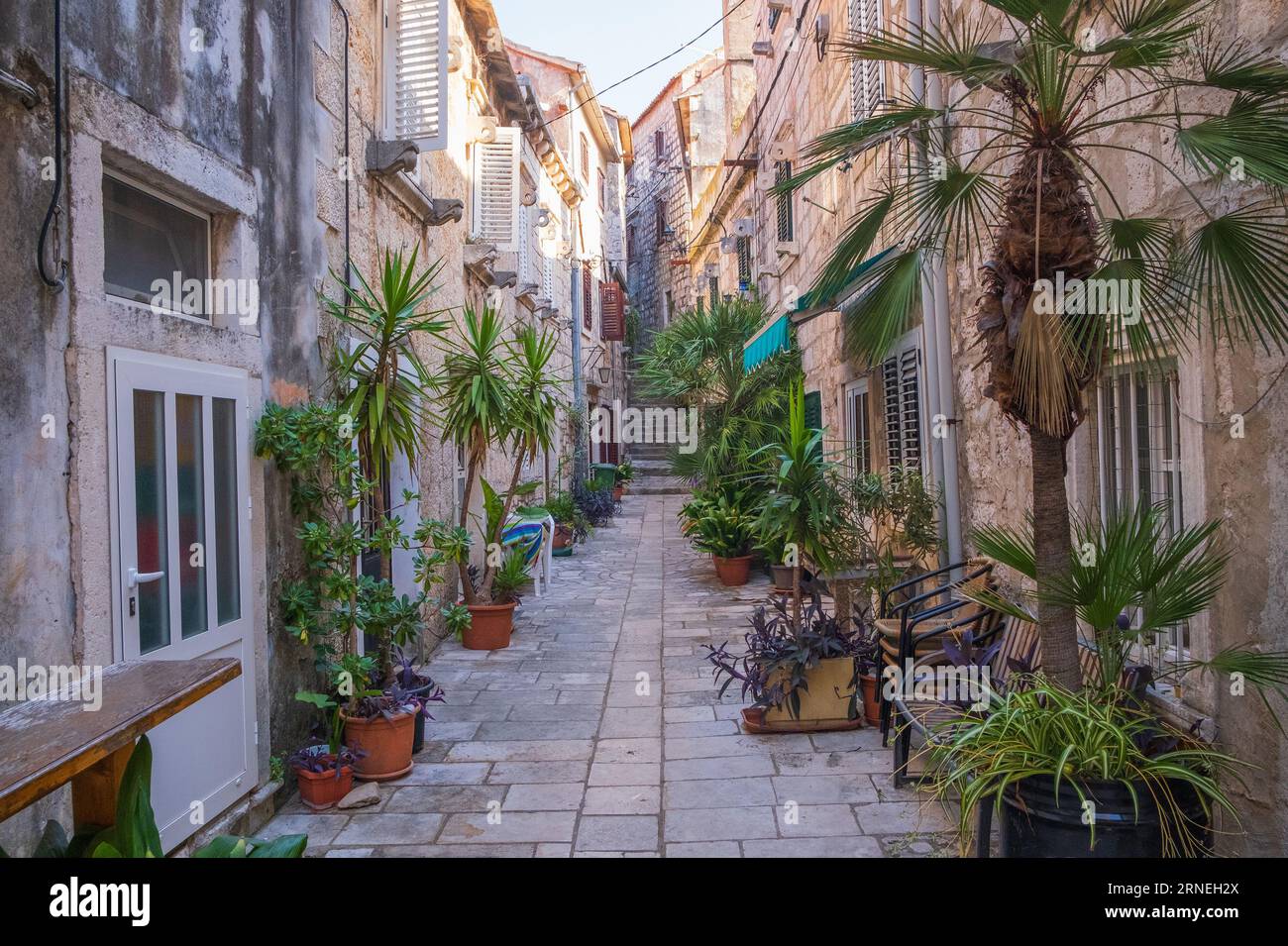 Vieille rue romantique dans la ville historique d'Orebic sur Peljsac, Dalmatie, Croatie Banque D'Images