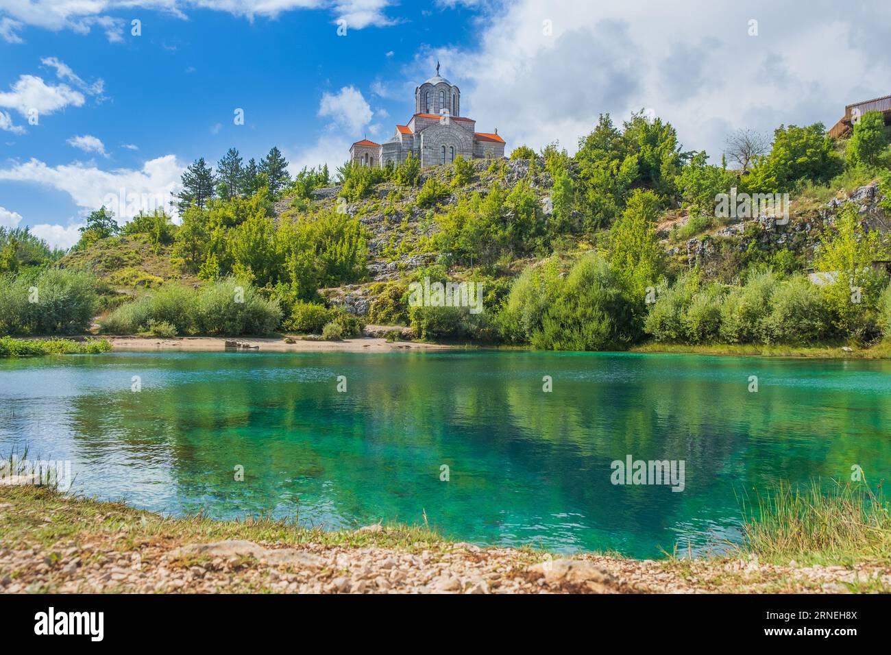 Source de la rivière Cetina et église orthodoxe, région dalmate Zagora en Croatie Banque D'Images