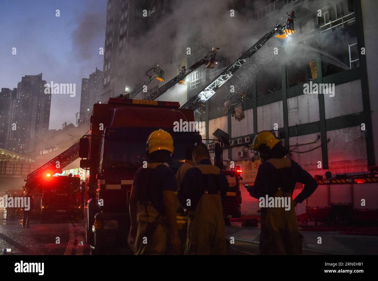 Hong Kong : marque à Industriegebäude HONG KONG, le 23 juin 2016 -- les pompiers travaillent pour éteindre le feu dans un bâtiment industriel de plusieurs étages dans la région de East Kowloon à Hong Kong, dans le sud de la Chine, le 23 juin 2016. Un deuxième pompier est mort jeudi soir après avoir combattu un incendie à quatre alarmes qui a fait rage pendant plus de deux jours dans un bâtiment industriel de Kowloon Bay. (Cxy) HONG KONG-FIRE-CASUALTY (CN) NgxWingxKin PUBLICATIONxNOTxINxCHN marque de Hong Kong dans les bâtiments industriels Hong Kong juin 23 2016 des pompiers travaillent à éteindre un incendie DANS un bâtiment industriel à plusieurs étages dans le secteur East Kowloon de Hong Kong sout Banque D'Images