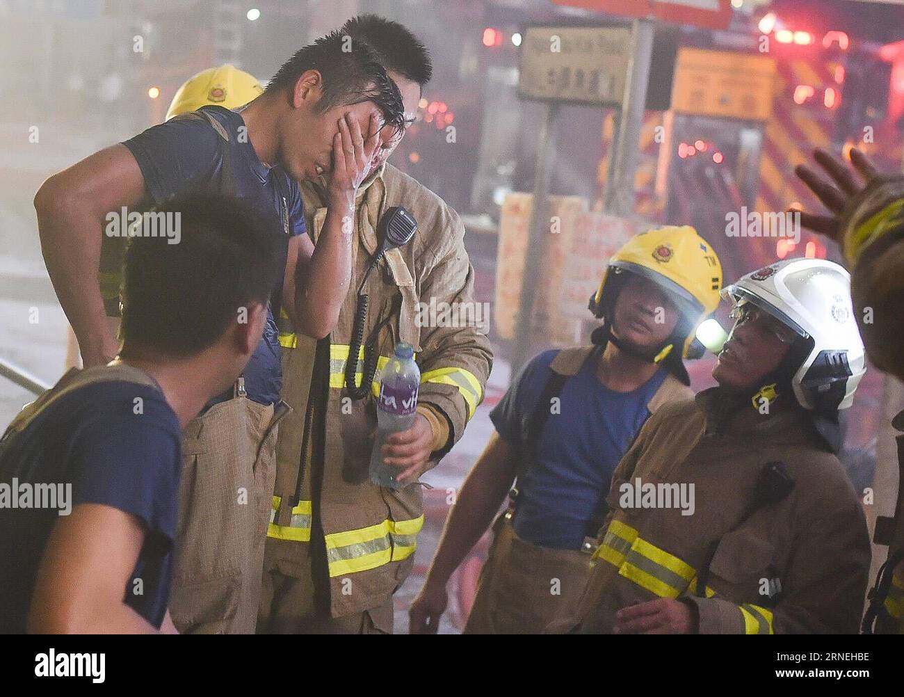 Hong Kong : marque à Industriegebäude HONG KONG, le 23 juin 2016 -- les pompiers font une pause près d'un bâtiment industriel de plusieurs étages en feu dans le quartier de East Kowloon à Hong Kong, dans le sud de la Chine, le 23 juin 2016. Un deuxième pompier est mort jeudi soir après avoir combattu un incendie à quatre alarmes qui a fait rage pendant plus de deux jours dans un bâtiment industriel de Kowloon Bay. (Cxy) HONG KONG-FIRE-CASUALTY (CN) NgxWingxKin PUBLICATIONxNOTxINxCHN marque de Hong Kong dans les bâtiments industriels Hong Kong juin 23 2016 les pompiers font une pause près d'un bâtiment industriel de plusieurs étages en feu dans le quartier East Kowloon de Hong Kong sout Banque D'Images
