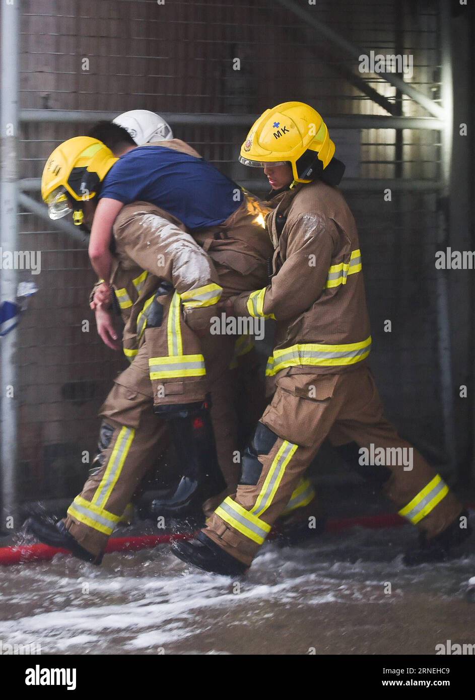Hong Kong : marque à Industriegebäude HONG KONG, le 23 juin 2016 -- des pompiers tuent un homme blessé dans un bâtiment industriel de plusieurs étages en feu dans la région de East Kowloon à Hong Kong, dans le sud de la Chine, le 23 juin 2016. Un deuxième pompier est mort jeudi soir après avoir combattu un incendie à quatre alarmes qui a fait rage pendant plus de deux jours dans un bâtiment industriel de Kowloon Bay. (Cxy) HONG KONG-FIRE-LEASALTY (CN) NgxWingxKin PUBLICATIONxNOTxINxCHN Hong Kong Brand in Industrial buildings Hong Kong juin 23 2016 des pompiers effectuent un attentat contre un blessé DANS un bâtiment industriel de plusieurs étages en feu à l'est Banque D'Images
