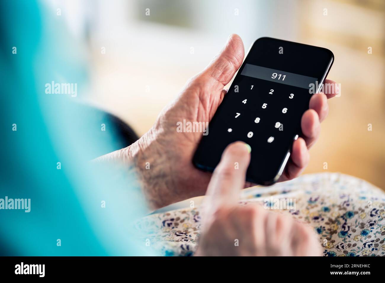 911, appel téléphonique de numéro d'urgence. Vieille femme aînée. Aide de la police, ambulance à l'hôpital ou paramédical. Incendie, crime, crise cardiaque ou blessure médicale. Banque D'Images