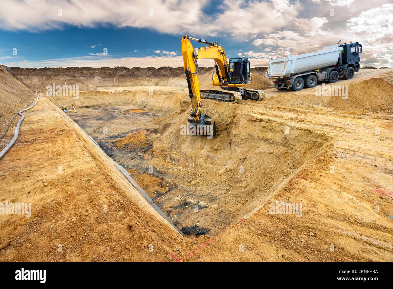 excavatrice est en travail et creusant sur le chantier de construction Banque D'Images