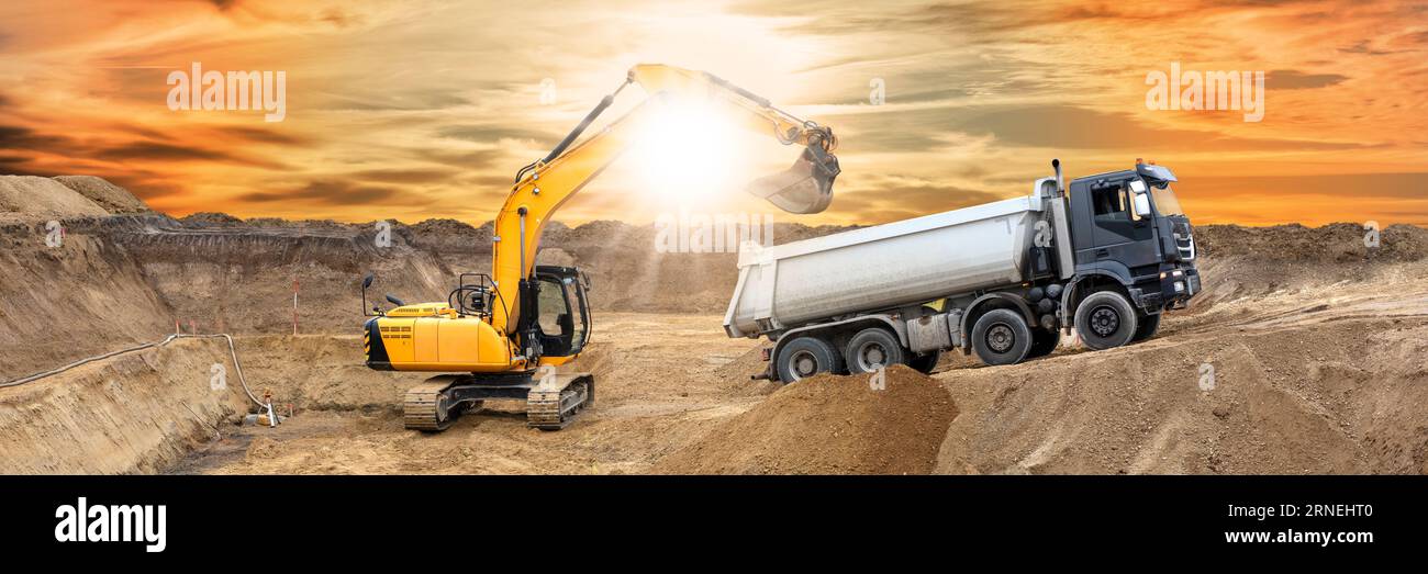 excavatrice est en travail et creusant sur le chantier de construction Banque D'Images