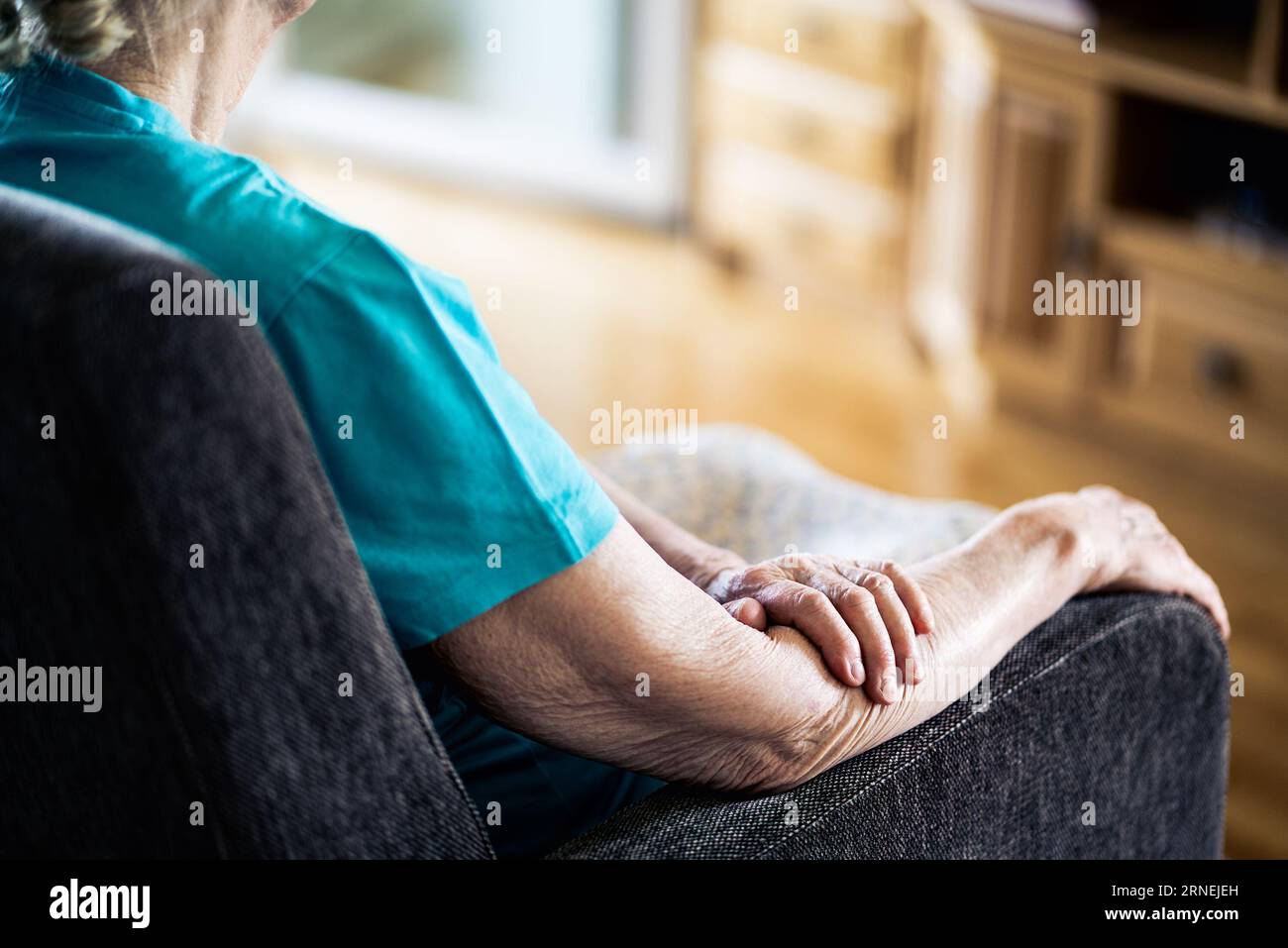 Mal au bras et douleur. Vieille femme aînée. Polyarthrite rhumatoïde, rhumatisme. Démangeaisons ou sécheresse de la peau, avec éruption cutanée. Ostéoporose. Blessure articulaire ou douleur à la main ou au coude. Banque D'Images