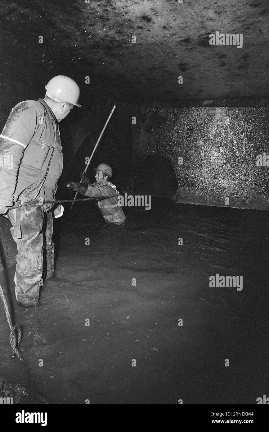 Réel 22 - 3 - 1974 : ils travaillent dans le baseIl y a des gens qui ont leur lieu de travail sous le corps de la rue d'Oslo. Là, ils entretiennent un réseau d’égouts de 150 kilomètres au total. Photo : Aage Storløkken / Aktuell / NTB ***PHOTO NON TRAITÉE*** ce texte a été traduit automatiquement! Banque D'Images