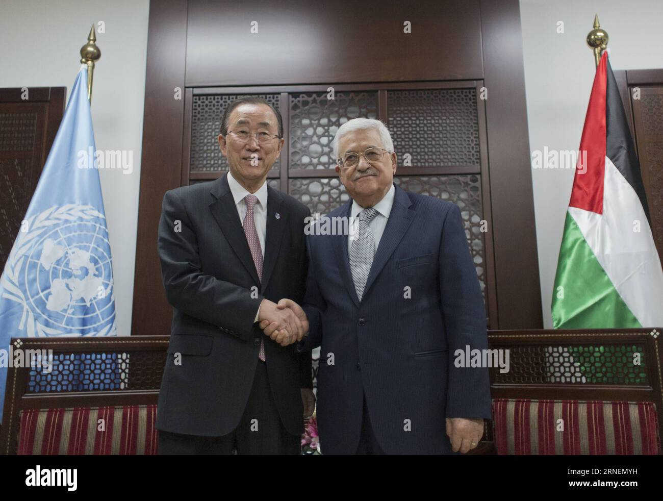 (160628) -- RAMALLAH, le 28 juin 2016 -- le Secrétaire général des Nations Unies Ban Ki-moon (à gauche) rencontre le Président palestinien Mahmoud Abbas dans la ville de Ramallah, en Cisjordanie, le 28 juin 2016. Le président palestinien Mahmoud Abbas a déclaré mardi que ceux qui recherchent deux États et font la paix doivent cesser de créer des faits sur le terrain qui rendent impossible la recherche d’une solution. Abbas a fait ces remarques lors d'une conférence de presse conjointe avec le Secrétaire général des Nations Unies Ban ki-Moon après une réunion tenue à Ramallah mardi soir. MIDEAST-RAMALLAH-UN-BAN KI-MOON-ABBAS-MEETING POOL/NASSERXNASSER PU Banque D'Images