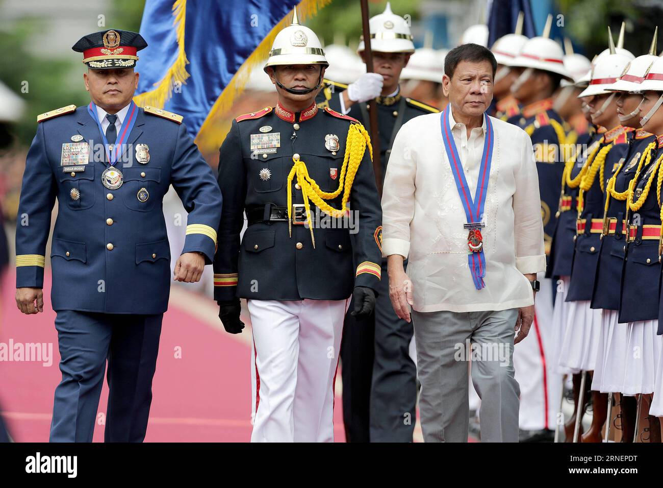 Bilder des Tages (160701) -- QUEZON, 1 juillet 2016 -- le président philippin Rodrigo Duterte (3e L), accompagné du chef de la police nationale philippine Ronald dela Rosa (1e L), lors de la cérémonie de prise de commandement de Ronald dela Rosa à Quezon City le 1 juillet 2016.) PHILIPPINES-QUEZON CITY-PRESIDENT-POLICE CHIEF RouellexUmali PUBLICATIONxNOTxINxCHN Images le jour 160701 Quezon City juillet 1 2016 le président philippin Rodrigo Duterte 3rd l accompagné du chef de la police nationale philippine Ronald dela Pink 1st l lors de la cérémonie de prise de commandement Ronald dela Pink S à Quezon City juillet 1 2016 Phil Banque D'Images