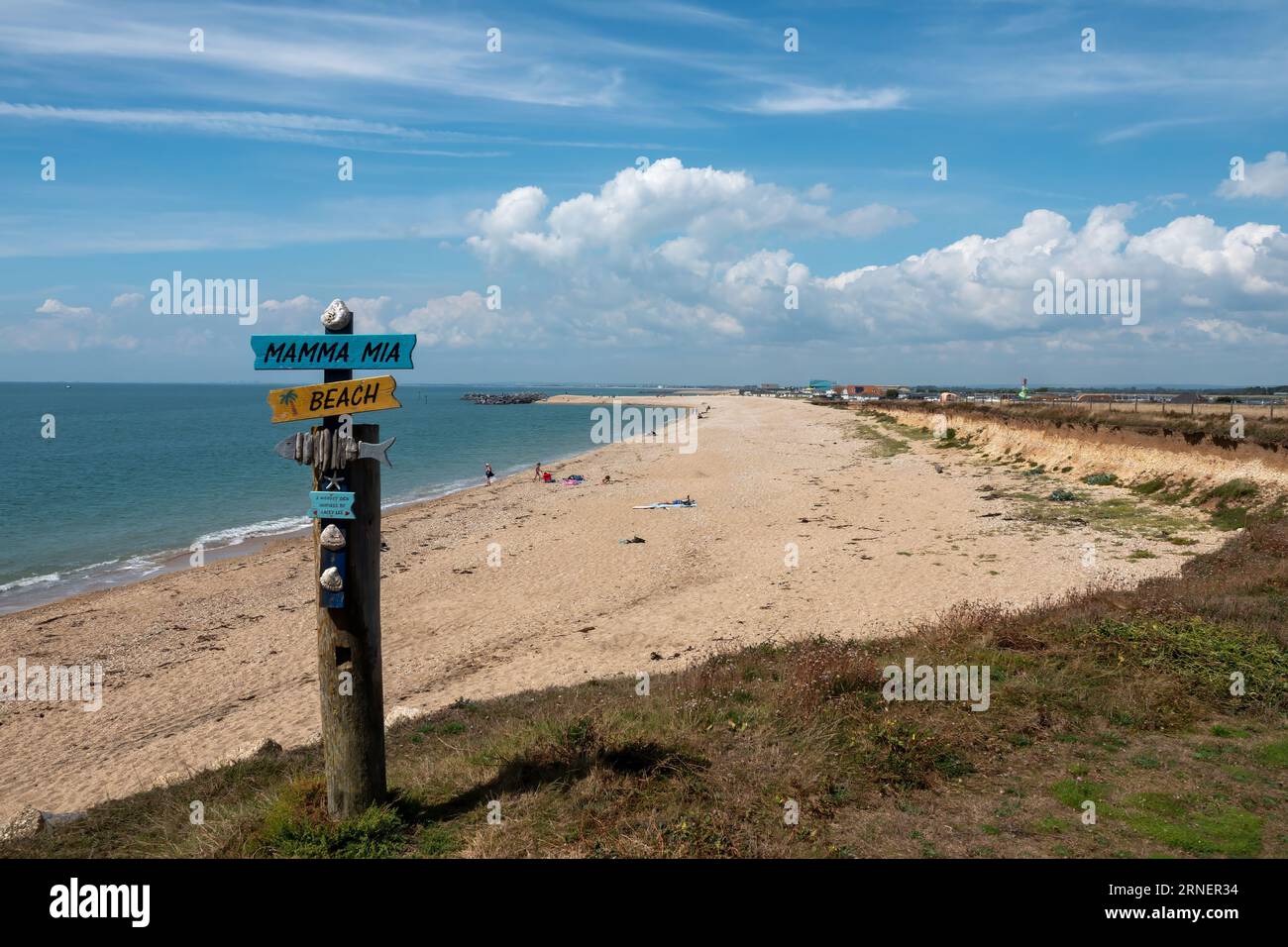 Panneau en bois Mamma Mia Beach Selsey West Sussex Angleterre avec la mer et le ciel bleu en arrière-plan Banque D'Images