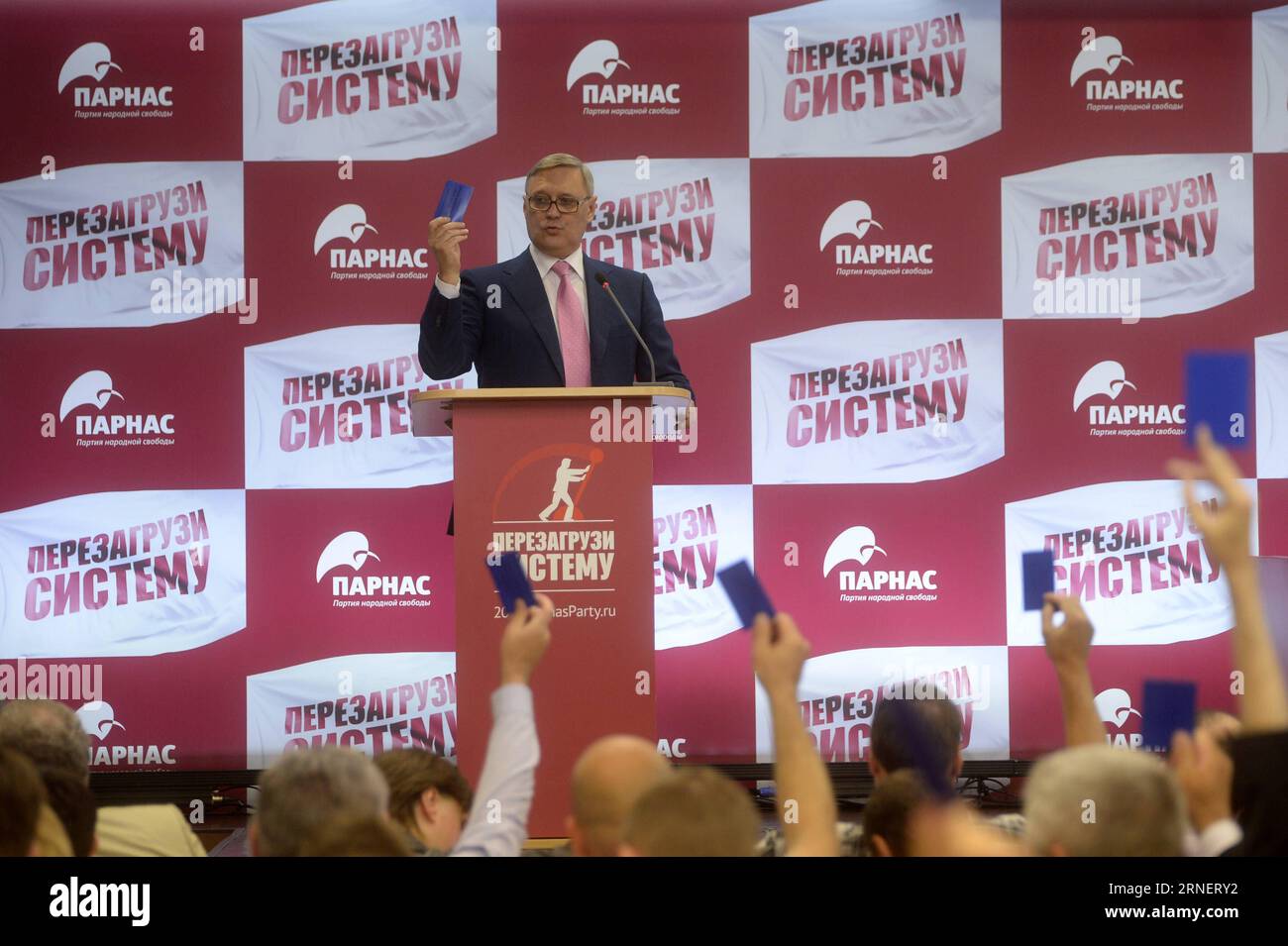 (160703) -- MOSCOW, July 2, 2016 -- Leader of the People s Freedom Party (PARNAS) and former prime minister Mikhail Kasyanov (C) speaks during the PARNAS pre-election congress in Moscow, Russia, on July 2, 2016. The new State Duma will be elected on Sept. 18. ) RUSSIA-MOSCOW-POLITICS-DUMA-ELECTIONS PavelxBednyakov PUBLICATIONxNOTxINxCHN   160703 Moscow July 2 2016 Leader of The Celebrities S Freedom Party Parnas and Former Prime Ministers Mikhail Kasyanov C Speaks during The Parnas Pre ELECTION Congress in Moscow Russia ON July 2 2016 The New State DUMA will Be Elected ON Sept 18 Russia Moscow Banque D'Images