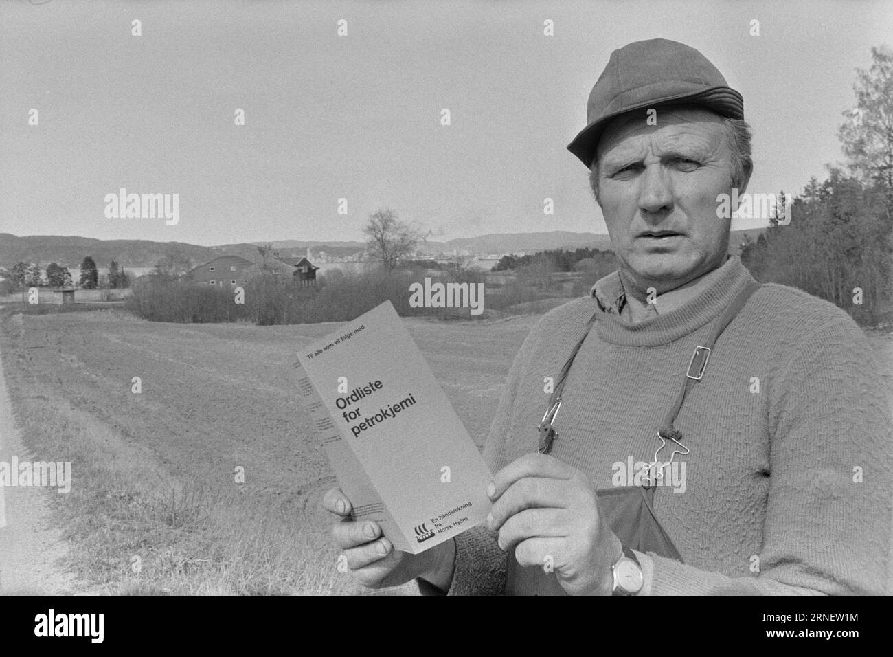 Réel 19 - 1974 : Hydro veut construire ici sur la ferme Rafnes et les fermes voisines les plus proches sur le terrain Bamble à Telemark, le ministère de l'Industrie a prévu un complexe industriel d'une valeur de quelques milliards de couronnes. Mais il y a une grande incertitude sur le projet, et personne ne sait encore si le Storting enverra la plupart des usines pétrochimiques à l'ouest. Les politiciens locaux parlent de nouveaux emplois, l'homme du commun est le plus inquiet de la destruction de l'environnement. OLE Timland à la ferme de Rønningen étudie une brochure d'Hydro. "Glossaire de la pétrochimie", il s'appelle. Ce n'est pas eas Banque D'Images