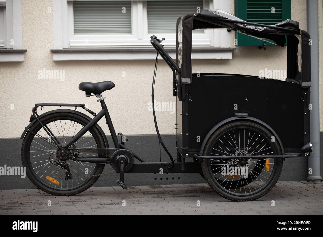 parking de vélo de transporteur sur la rue à côté de la maison en attente d'être emballé avec de lourdes charges à transporter par cycler dans la ville respectueux de l'environnement Banque D'Images