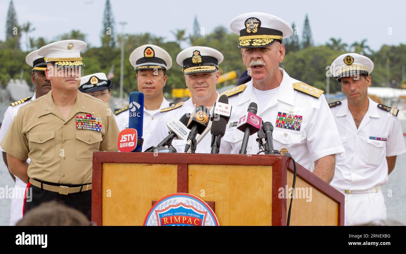 (160706) -- HAWAÏ, le 6 juillet 2016 -- le commandant de la flotte américaine du Pacifique, l'amiral Scott Swift (2e R) et Wang Sheqiang (4e R), commandant de la formation chinoise, assistent à une conférence de presse à Pearl Harbor, Hawaï, États-Unis, le 5 juillet 2016. Le commandant de la flotte américaine du Pacifique, l'amiral Scott Swift, a déclaré mardi lors d'une conférence de presse de l'exercice Rim of the Pacific (RIMPAC) dirigé par les États-Unis que l'inclusivité, la continuité et la place sont les trois éléments clés de l'exercice de cette année. CONFÉRENCE DE PRESSE États-Unis-HAWAII-RIMPAC EugenexTanne PUBLICATIONxNOTxINxCHN 160706 Hawaii juillet 6 2016 U S Pacific Fleet Banque D'Images