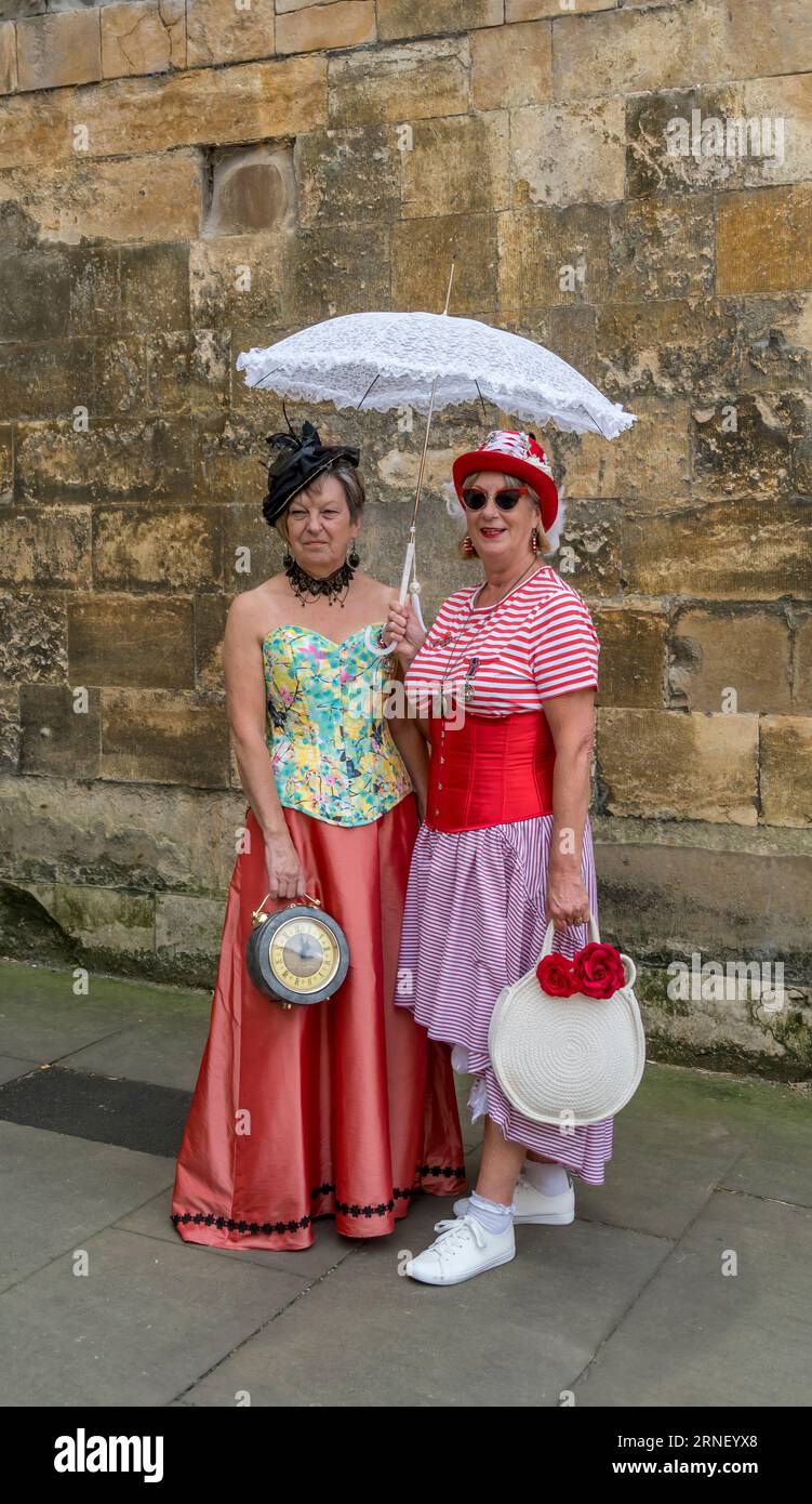 Deux dames en costume au Lincoln steampunk Weekend 2023, Exchecher Gate, Lincoln City, Lincolnshire, Angleterre, ROYAUME-UNI Banque D'Images