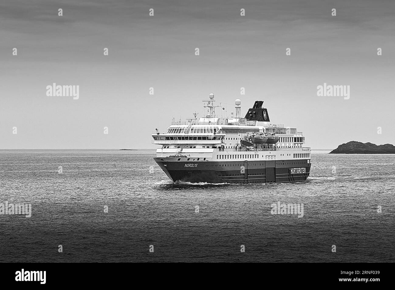 Photo en noir et blanc du Norvégien Hurtigruten Ferry MS NORDLYS, naviguant vers le nord dans le Vestfjorden, Nordland, Norvège. 9 mai 2023 Banque D'Images