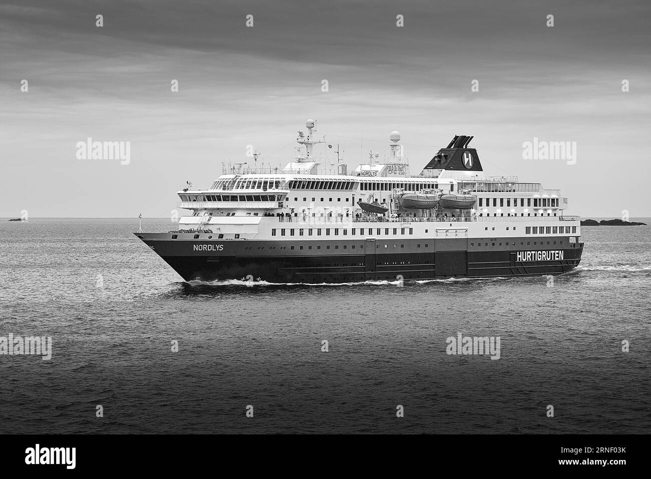 Image en noir et blanc du Norwegian Hurtigruten Ferry MS NORDLYS, naviguant vers le nord dans le Vestfjorden, Nordland, Norvège. 9 mai 2023 Banque D'Images Image en noir et blanc du Norwegian Hurtigruten Ferry MS NORDLYS, naviguant vers le nord dans le Vestfjorden, Nordland, Norvège. 9 mai 2023 Banque D'Images