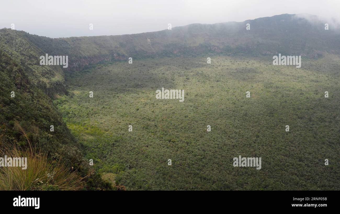 (160710) -- NAIROBI, 10 juillet 2016 -- une photo prise le 9 juillet 2016 montre une partie du cratère du mont Longonot dans la vallée du Grand Rift près de Nairobi, capitale du Kenya. Le mont Longonot est la plus haute montagne volcanique de la vallée du Grand Rift, à environ 2 800 mètres au-dessus du niveau de la mer. Le stratovolcan dormant est l'un des volcans les plus jeunes du monde, formé à partir de l'une des éruptions colossales qui est devenu connu sous le nom de Great Rift Valley.) KENYA-NAIROBI-MOUNT LONGONOT ZhuxShaobin PUBLICATIONxNOTxINxCHN Nairobi juillet 10 2016 la photo prise LE 9 2016 juillet montre une partie du cratère du Mont en TH Banque D'Images