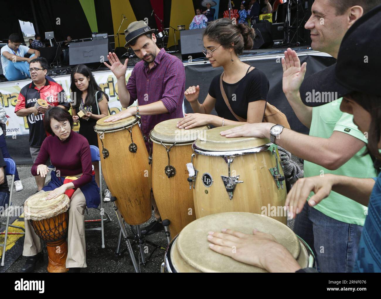 (160710) -- VANCOUVER, le 10 juillet 2016 -- des résidents participent à un atelier sur les tambours en Amérique latine lors de l'événement Carnaval del sol à Vancouver, Canada, le 9 juillet 2016. L’événement présente et célèbre la culture latino-américaine par le biais de différentes activités visant à établir des ponts de compréhension avec d’autres communautés. Liang sen) CANADA-VANCOUVER-CARNAVAL DEL sol HarrisonxHa PUBLICATIONxNOTxINxCHN Vancouver juillet 10 2016 les résidents participent à un atelier de tambours en Amérique latine pendant l'événement Carnaval Del sol à Vancouver Canada juillet 9 2016 l'événement présente et célèbre la culture latino-américaine Banque D'Images