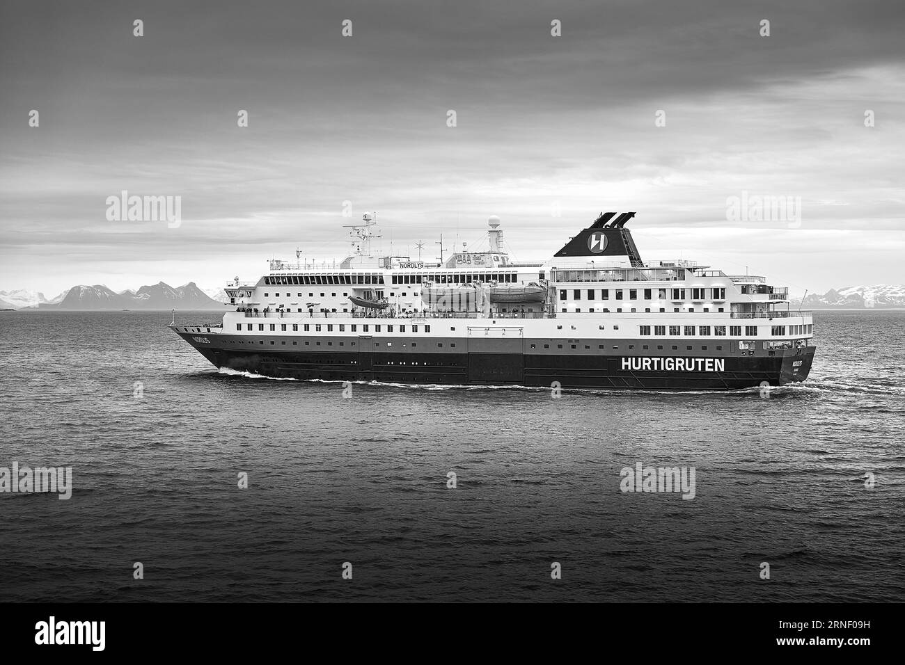 Moody Noir et blanc photo du Norwegian Hurtigruten Ferry MS NORDLYS, naviguant vers le nord dans le Vestfjorden, Nordland, Norvège. 9 mai 2023 Banque D'Images