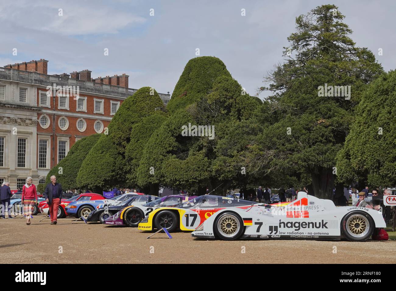 Hampton court, Surrey, Royaume-Uni. 1 septembre 2023. Scènes du premier jour du Concourse of Elegance au Hampton court Palace. OPS : les voitures de sport Endurance 'le Mans' ornent l'allée menant au Palace crédit : Motofoto/Alamy Live News Banque D'Images