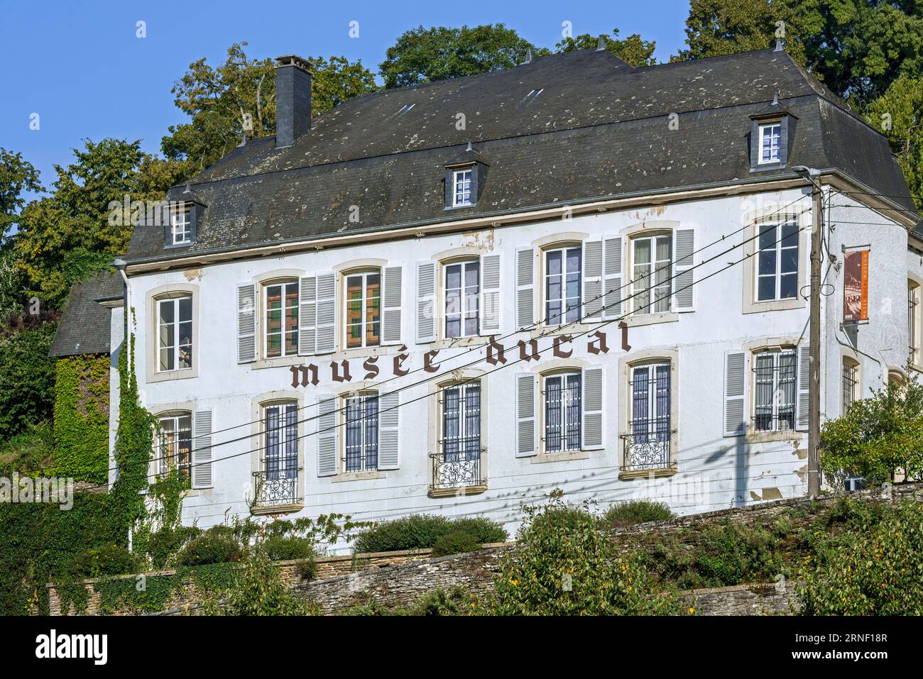 Musée Ducal, ancien Palais du Gouvernement du 18e siècle, aujourd'hui musée sur l'histoire et les croisades médiévales dans la ville de Bouillon, Luxembourg, Wallonie, Belgique Banque D'Images
