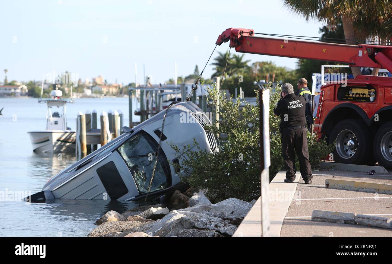 14 juillet 2016 - St. Pete Beach, Floride, États-Unis - Times. Un véhicule Mercedes Benz est tiré de la voie navigable inter côtière à St. Pete Beach, jeudi, 7/14/16 alors que les plongeurs du bureau du shérif du comté de Pinellas travaillaient sur la scène. Le conducteur s'est échappé du véhicule. (Image de crédit : © /Tampa Bay Times via ZUMA Wire) Florida News - juillet 14, 2016 ScottxKeeler PUBLICATIONxNOTxINxCHN ZUMA-20160714 zan s70 001.jpg juillet 14 2016 St Pete Beach Florida U S Times un véhicule Mercedes Benz EST tiré de l'Inter Coastal Waterway à St Pete Beach jeudi 7 14 16 comme le Pinellas County Sheriff S Office divers WO Banque D'Images