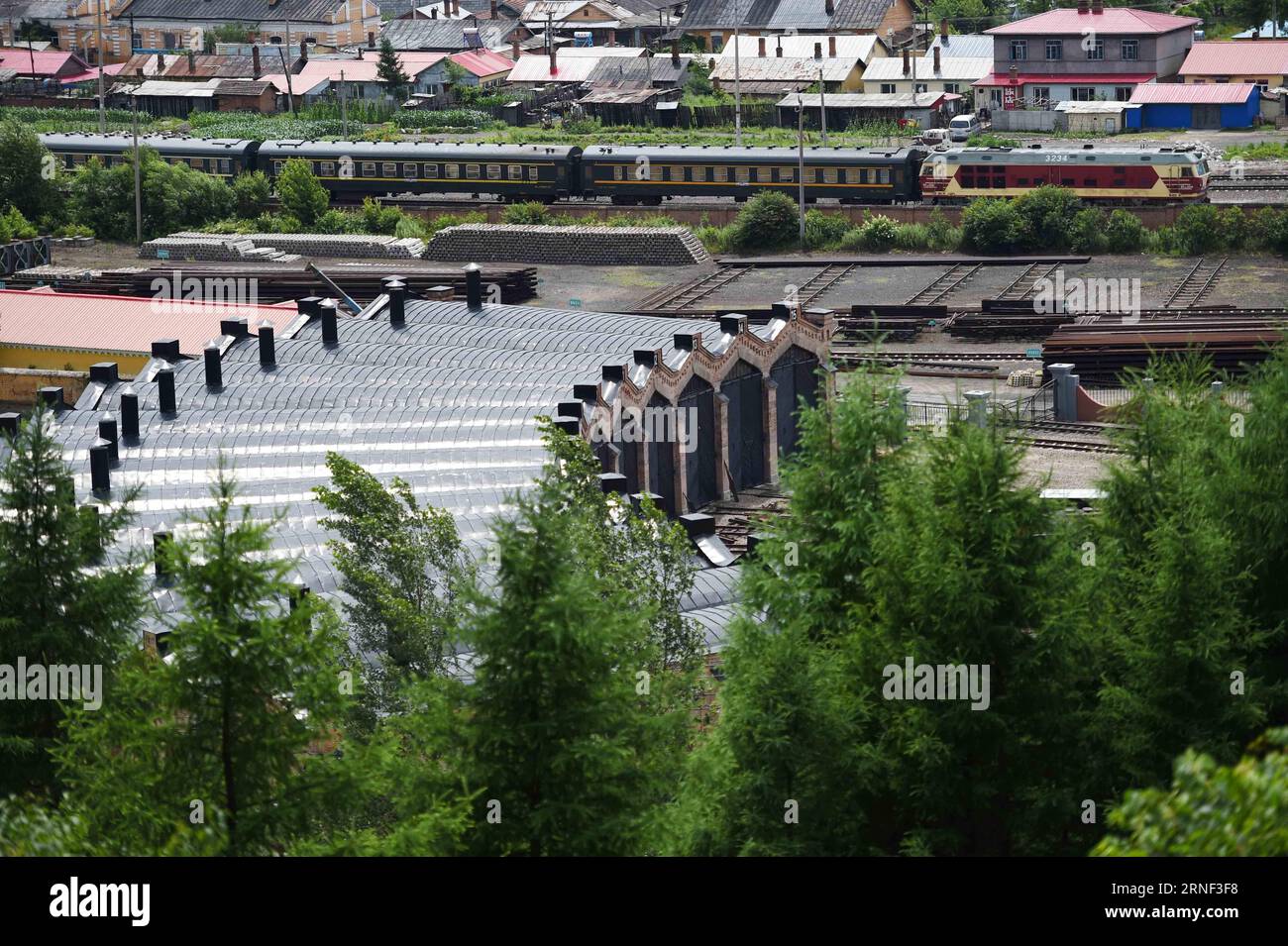 (160716) -- HAILIN, le 16 juillet 2016 -- Un train passe devant le garage de l'historique chemin de fer chinois oriental dans le canton de Hengdaohe à Hailin, dans la province du Heilongjiang du nord-est de la Chine, le 14 juillet 2016. Le canton de Hengdaohe dans la ville de Hailin a été construit depuis 1897. Plus de 200 bâtiments de style russe bien conservés dans la ville en ont fait une destination touristique célèbre nationale.) (Zhs) CHINA-HEILONGJIANG-HAILIN-SCENERY (CN) WangxJianwei PUBLICATIONxNOTxINxCHN Hailin juillet 16 2016 un train passe devant le garage du chemin de fer historique chinois oriental dans le canton de Hailin Nord-est de la Chine S Heilongjiang P. Banque D'Images