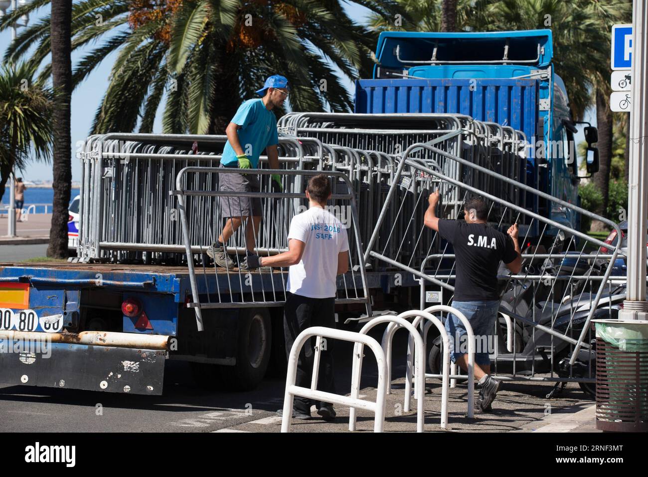 (160716) -- NICE, 16 juillet 2016 -- les barrières routières sont enlevées de la Promenade des Anglais où un attentat terroriste a eu lieu à Nice, France, le 16 juillet 2016. Amaq, l'agence de presse liée à l'État islamique (EI), a revendiqué l'attentat de Nice jeudi qui a tué 84 personnes, ont rapporté les médias français. FRANCE-NICE-ATTAQUE TERRORISTE XuxJinquan PUBLICATIONxNOTxINxCHN 160716 Nice juillet 16 2016 les barrières routières sont enlevées de la Promenade les Anglais où un attentat terroriste a eu lieu à Nice France juillet 16 2016 l'État islamique EST lié Agence de presse Amaq a revendiqué la responsabilité de la Banque D'Images