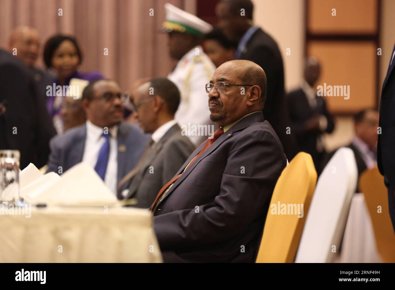 KIGALI, le 16 juillet 2016 -- le président soudanais Omar al-Béchir (front) assiste à une réunion lors du sommet de l'Union africaine (UA) à Kigali, Rwanda, le 16 juillet 2016. Les sanctions imposées contre le gouvernement soudanais par les États-Unis ont un impact négatif sur les femmes et les jeunes, a déclaré samedi le Dr Joseph Chilengi, président du Conseil économique, social et culturel (ECOSOCC), un organe consultatif de l'UA. SOMMET RWANDA-KIGALI-UA-PRÉSIDENT SOUDANAIS-BASHIR PanxSiwei PUBLICATIONxNOTxINxCHN Kigali juillet 16 2016 le Président soudanais Omar Al Bashir Front assiste à une réunion pendant l'Afrique Banque D'Images