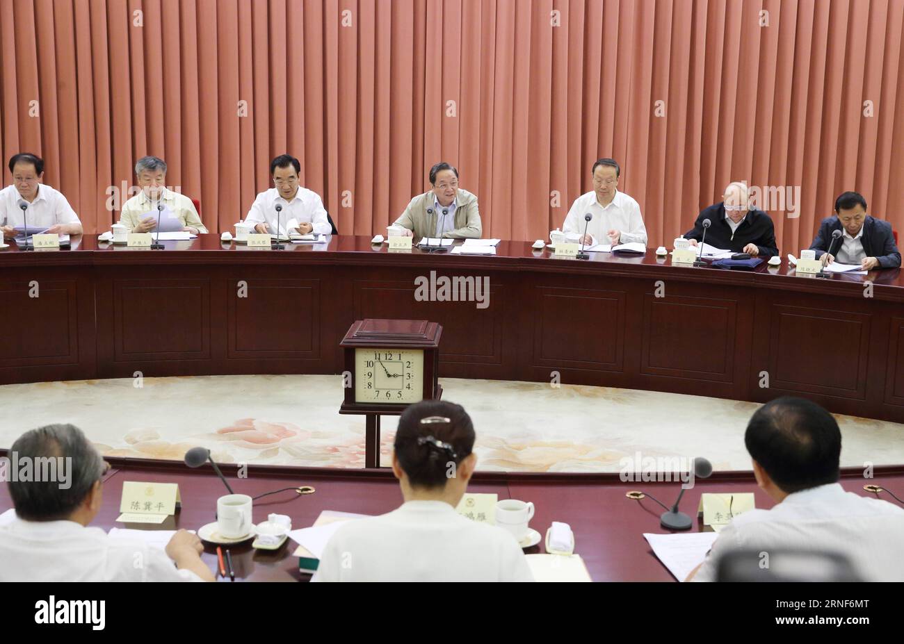(160721) -- BEIJING, 21 juillet 2016 -- Yu Zhengsheng (C, back), président du Comité national de la Conférence consultative politique du peuple chinois (CCPPC), préside un symposium consultatif bi-hebdomadaire sur le renforcement des efforts de lutte contre la drogue, à Beijing, capitale de la Chine, le 21 juillet 2016.) (wx) CHINA-BEIJING-YU ZHENGSHENG-SYMPOSIUM (CN) YaoxDawei PUBLICATIONxNOTxINxCHN 160721 Beijing 21 2016 juillet Yu Zheng Sheng C Retour Président du Comité national des célébrités chinoises Conférence consultative politique de la CPPCC Président d'un symposium consultatif bi-hebdomadaire SUR l'enhanc Banque D'Images