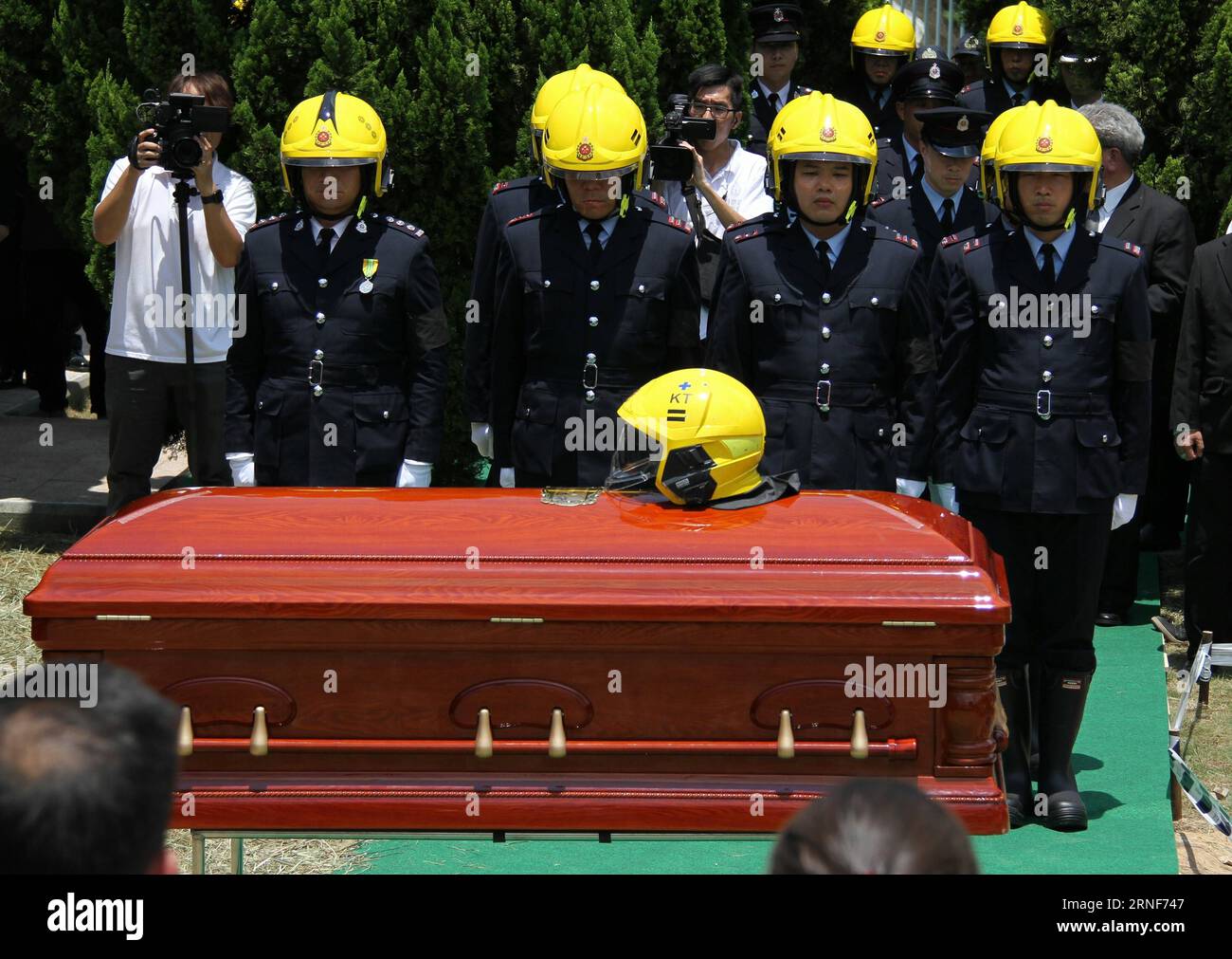 Bilder des Tages Samuel hui Chi-kit Gedenkfeier à Hong Kong (160722) -- HONG KONG, le 22 juillet 2016 -- des pompiers se tiennent en hommage silencieux devant le cercueil du défunt pompier hui Chi-kit lors d'un service funéraire officiel avec tous les honneurs pour lui à Hong Kong, en Chine méridionale, le 22 juillet 2016. Les services d'incendie de Hong Kong ont organisé vendredi les funérailles de hui Chi-kit, 37 ans, qui a été tué dans un incendie mortel dans un bâtiment industriel à East Kowloon. (wx) CHINE-HONG KONG-FEU-FUNÉRAILLES (CN) WangxShen PUBLICATIONxNOTxINxCHN Images le jour Samuel hui Chi Kit Memorial à Hong Kong 160722 Hong Kong J Banque D'Images