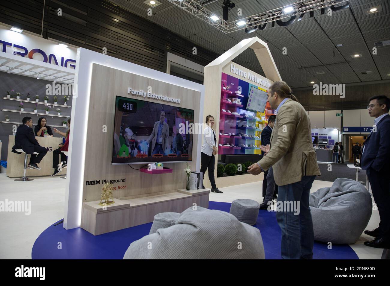 Berlin, Allemagne. 01 septembre 2023. IFA Berlin est un melting-pot d'idées, de créativité et d'innovation, des geeks technologiques aux géants de l'industrie. Les visiteurs peuvent interagir avec une technologie de pointe, assister au lancement de produits et réseauter avec des professionnels partageant les mêmes idées. Le 1 septembre 2023, IFA a ouvert ses portes au monde entier, présentant les dernières nouveautés en matière d'électronique grand public et d'appareils électroménagers. (Photo de Michael Kuenne/PRESSCOV/Sipa USA) crédit : SIPA USA/Alamy Live News Banque D'Images