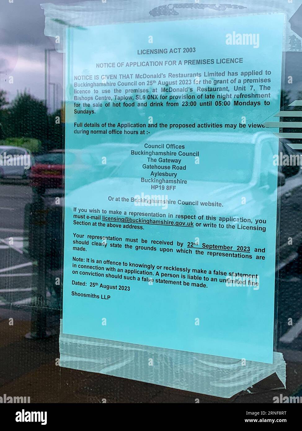 Taplow, Royaume-Uni. 1 septembre 2023. Suite à la fermeture du Evan's cycle Shop au Bishop's Centre sur la A4 Bath Road à Taplow, dans le Buckinghamshire, McDonald's a obtenu l'autorisation d'ouvrir un nouveau restaurant de restauration rapide dans l'unité de vente au détail à côté de l'actuel restaurant Bella Pasta. Un avis a été affiché dans la fenêtre concernant une demande de licence présentée par McDonalds pour servir de la nourriture entre 23:00 h et 05:00 h du lundi au dimanche. Les habitants craignent que si la licence est accordée, cela puisse signifier un comportement antisocial de la part des jeunes qui utilisent le restaurant ainsi que des déchets dans le parking. C Banque D'Images