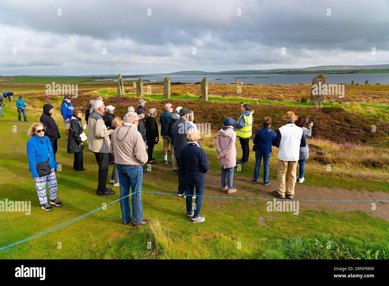 Stromness, Orcades, Écosse, Royaume-Uni. 1 septembre 2023. Les touristes américains venus visiter les navires de croisière amarrés à Kirkwall visitent le cercle de pierre néolithique de l'anneau de Brodgar sur les Orcades. Les habitants craignent que les navires de croisière amènent trop de touristes dans les îles et que les infrastructures actuelles ne puissent pas y faire face. Iain Masterton/Alamy Live News Banque D'Images