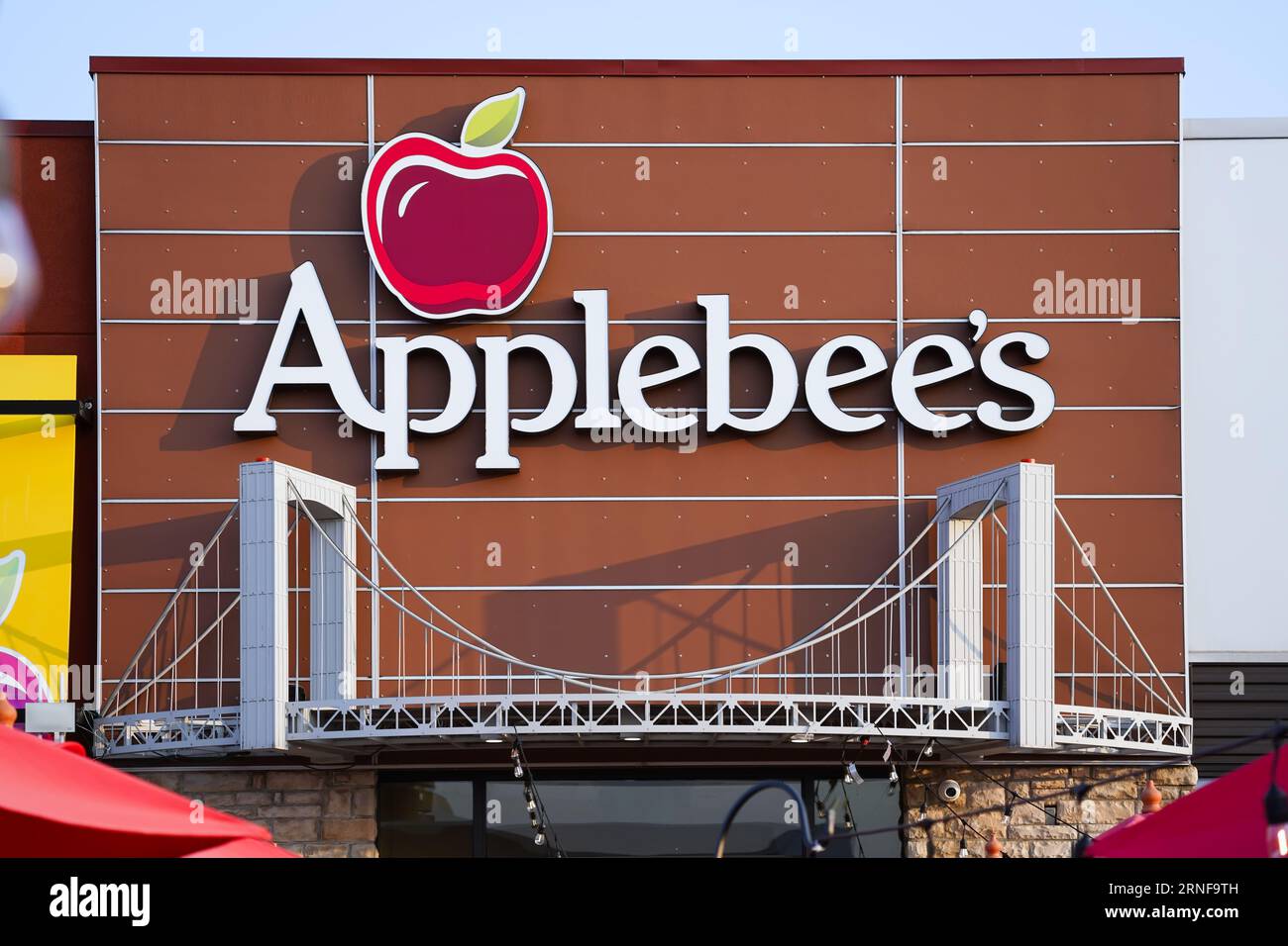 Bronx, NY - 21 mai 2023 : panneau d'entrée extérieur Applebee's restaurants LLC près du pont Whitestone Banque D'Images