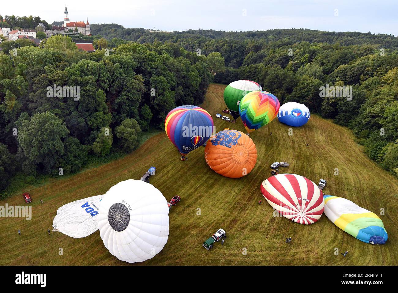 1 septembre 2023, Nove Mesto nad Metuji, République tchèque : une collection des 32 montgolfières se prépare à décoller tôt le matin dans la ville de Nove Mesto nad Metuji. Les ballonnistes de la République tchèque se rassemblent cette année pour ce qui est le plus grand événement de montgolfières '5th Balloons over Rozkos Lake' en République tchèque. (Image de crédit : © Slavek Ruta/ZUMA Press Wire) USAGE ÉDITORIAL SEULEMENT! Non destiné à UN USAGE commercial ! Banque D'Images