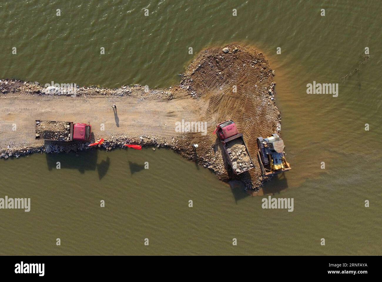 XIAOGAN, le 28 juillet 2016 -- des travailleurs conduisent des véhicules transportant des pierres pour fermer la digue brisée de la rivière Fuhuan à Xiaogan, dans la province du Hubei au centre de la Chine, le 28 juillet 2016. Plus de 150 techniciens, 60 véhicules et huit gros équipements de construction ont été envoyés pour renforcer et fermer la digue brisée. )(MCG) CHINA-HUBEI-XIAOGAN-DIKE BREACH (CN) ChenxYehua PUBLICATIONxNOTxINxCHN Xiaogan juillet 28 2016 travailleurs conduisent DES VÉHICULES transportant des pierres pour fermer la digue brisée de la rivière à Xiaogan Central China S province du Hubei juillet 28 2016 plus de 150 techniciens 60 VÉHICULES et huit grands Constructi Banque D'Images