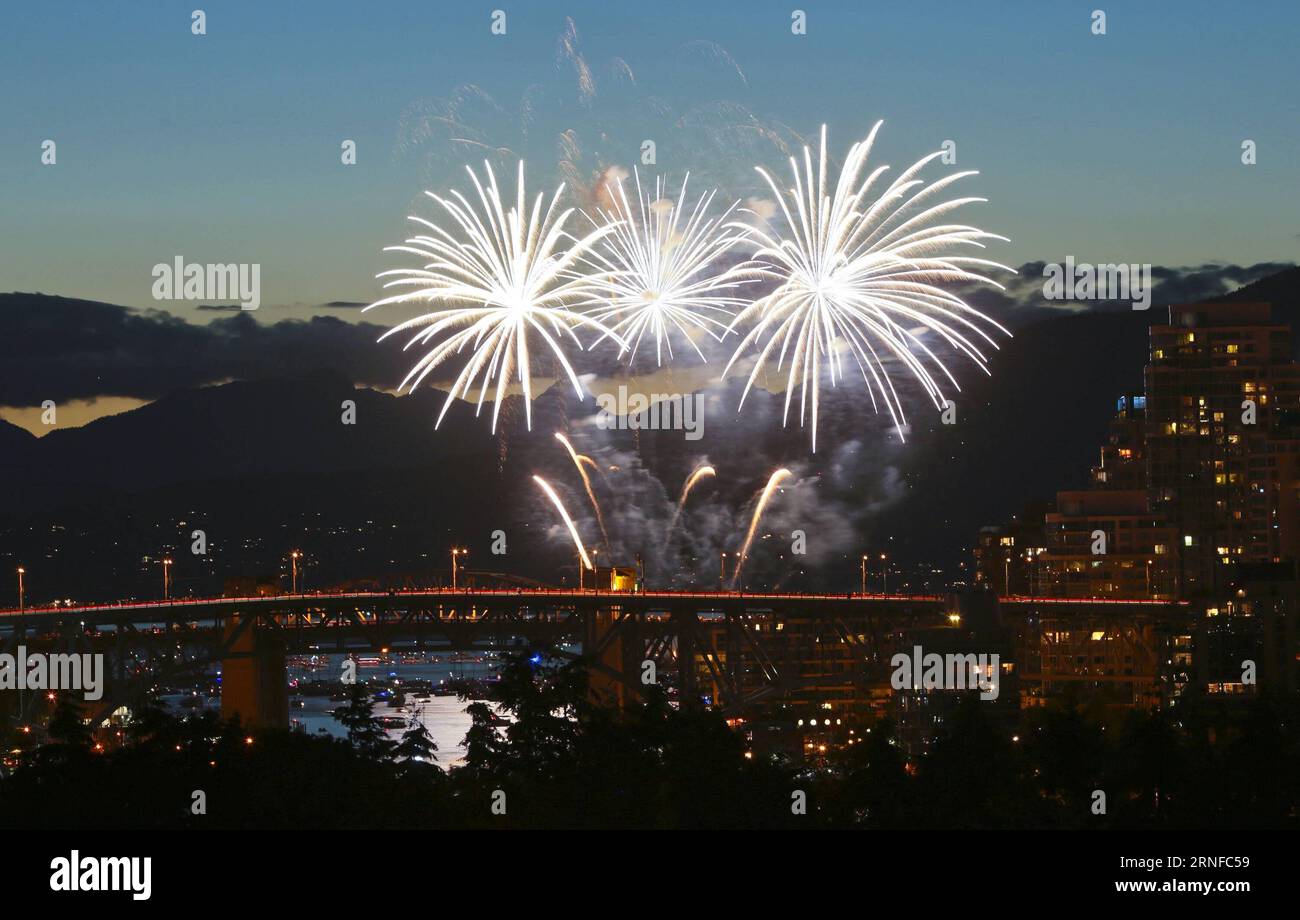 (160731) -- VANCOUVER, le 30 juillet 2016 -- l'équipe américaine de Disney expose ses feux d'artifice à la 26e célébration de la lumière de Vancouver à Vancouver, Canada, le 30 juillet 2016. L'équipe de feux d'artifice des États-Unis de Florida Disneyland a présenté ses feux d'artifice comme le dernier spectacle de la 26e célébration de la lumière de Vancouver. )(axy) CANADA-VANCOUVER-FIREWORKS LiangxSen PUBLICATIONxNOTxINxCHN 160731 Vancouver 30 2016 juillet l'équipe des feux d'artifice Disney des États-Unis expose ses feux d'ARTIFICE À la 26e célébration de la lumière de Vancouver Canada 30 2016 juillet l'équipe des feux d'artifice des États-Unis de Floride Disne Banque D'Images