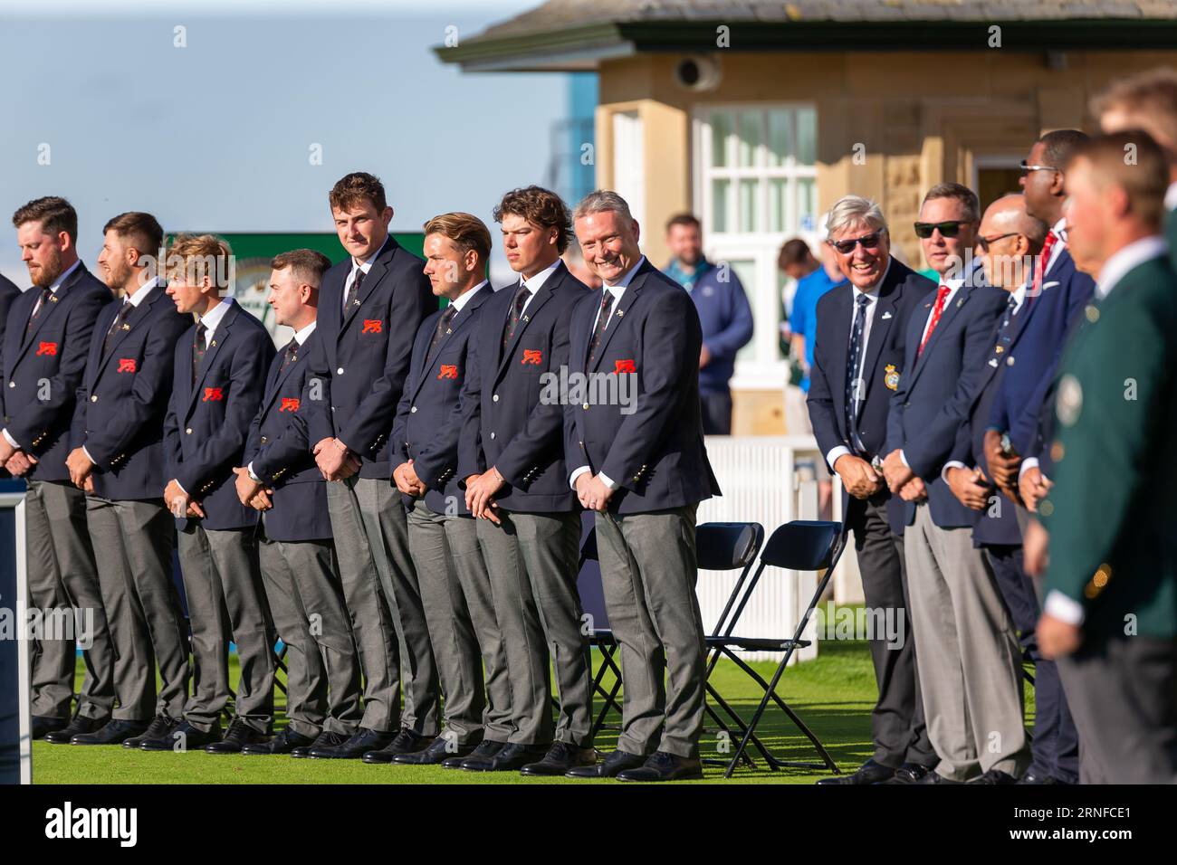 St Andrews, Écosse. 1 septembre 2023. Stuart Wilson souriant avec l'équipe GB&I à gauche lors de la cérémonie d'ouverture de la Walker Cup 2023. La Grande-Bretagne et l’Irlande affrontent les États-Unis d’Amérique dans le 49e match de la Walker Cup cette semaine. Cela fait 100 ans que la Walker Cup a été organisée pour la première fois à St Andrews alors que les deux camps – composés de dix golfeurs amateurs masculins de premier plan – se préparent à s’affronter sur l’historique Old course Banque D'Images