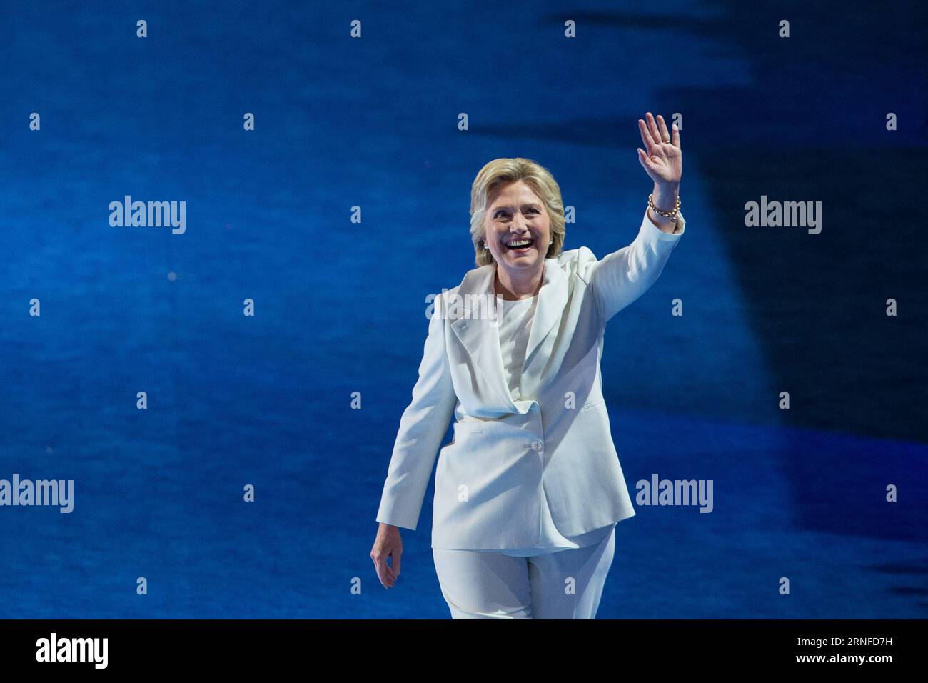 (160802) -- PHILADELPHIE, 2 août 2016 -- Hillary Clinton, candidate démocrate à la présidentielle américaine, fait un geste aux spectateurs le dernier jour de la Convention nationale démocrate américaine 2016 au Wells Fargo Center, Philadelphie, Pennsylvanie, États-Unis, le 28 juillet, 2016. l ancienne secrétaire d État américaine Hillary Clinton a officiellement accepté la nomination du Parti démocrate américain à la présidence et promis plus de possibilités économiques pour les Américains et un leadership stable. )(zy) U.S.-PHILADELPHIA-DNC-HILLARY CLINTON LixMuzi PUBLICATIONxNOTxINxCHN 160802 Philadelphie août 2 2016 U S Presi démocratique Banque D'Images