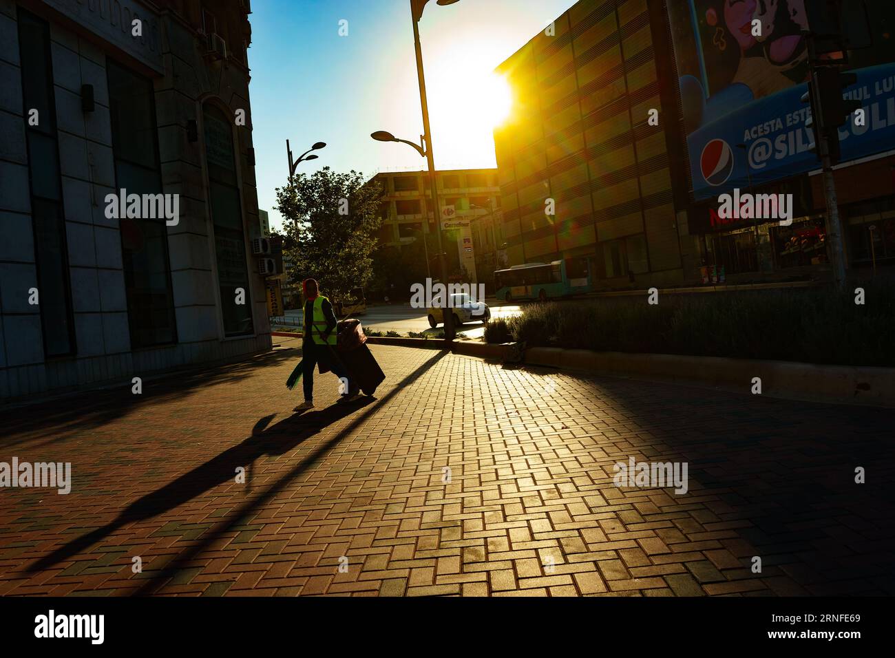 Bucarest, Roumanie - 14 août 2023 : une travailleuse de l'assainissement aux premières heures du matin, dans le centre-ville de Bucarest. Banque D'Images