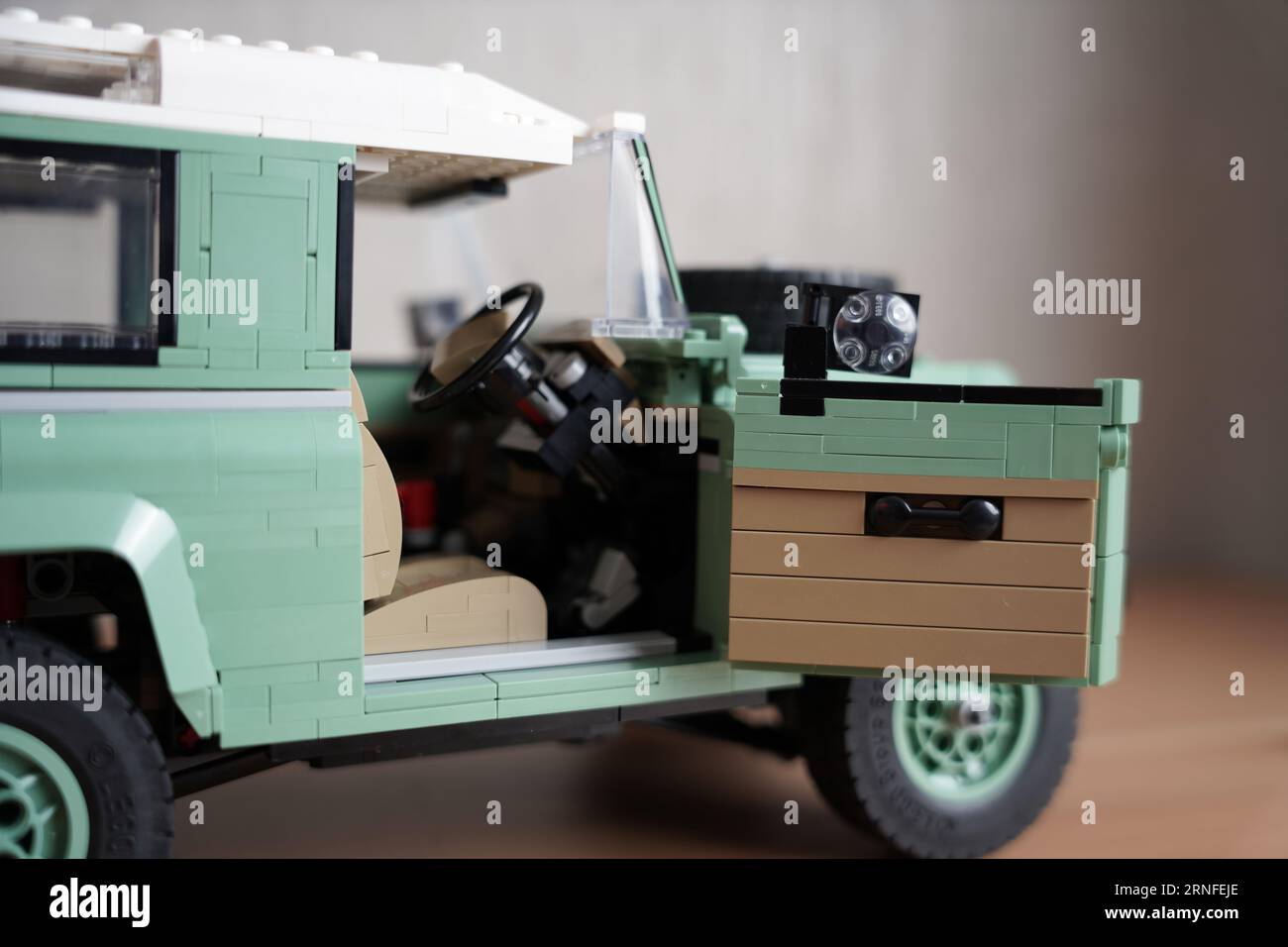 LEGO Defender, Land Rover Classic Defender 90. lego de voiture verte avec des détails. Banque D'Images