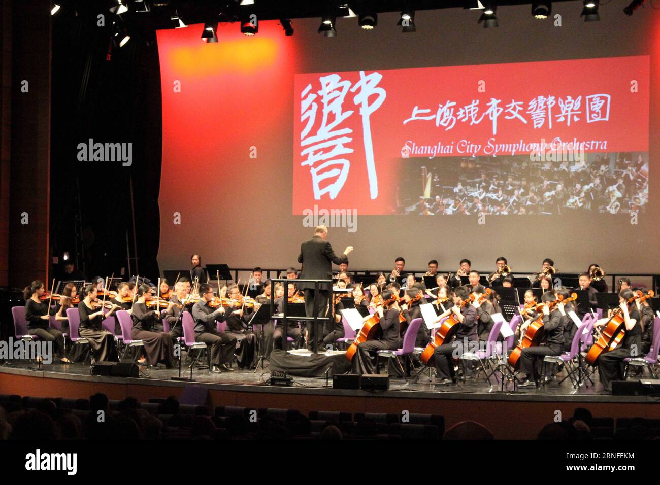 (160806) -- ÉDIMBOURG (GRANDE-BRETAGNE), 5 août 2016 -- les artistes de l Orchestre symphonique de Shanghai de Chine se produisent à la cérémonie d ouverture de la semaine culturelle de Shanghai au Festival Fringe d Édimbourg (The Fringe), le 5 août 2016. Trois fêtes estivales importantes d'Édimbourg, dont le Festival international d'Édimbourg, le Festival Fringe d'Édimbourg (The Fringe) et le Royal Edinburgh Military Tattoo, ont ouvert leurs portes vendredi. Le Festival international d'Édimbourg et le Festival Fringe d'Édimbourg (The Fringe) se termineront le 29 août, et le Royal Edinburgh Military Tattoo fermera Banque D'Images